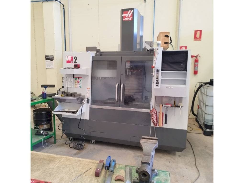 Vista frontal de la máquina HAAS VF-2