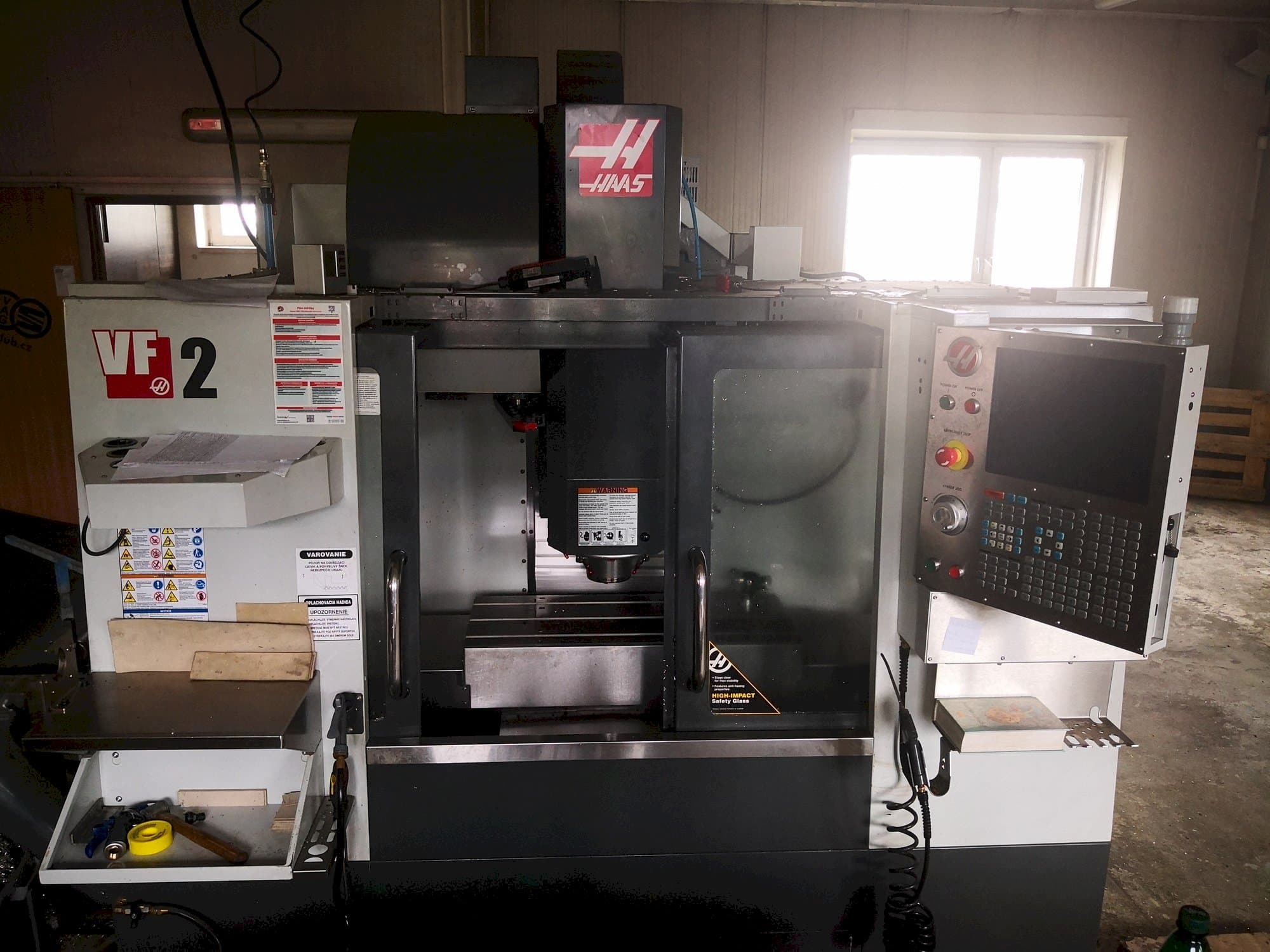 Vista frontal de la máquina HAAS VF-2