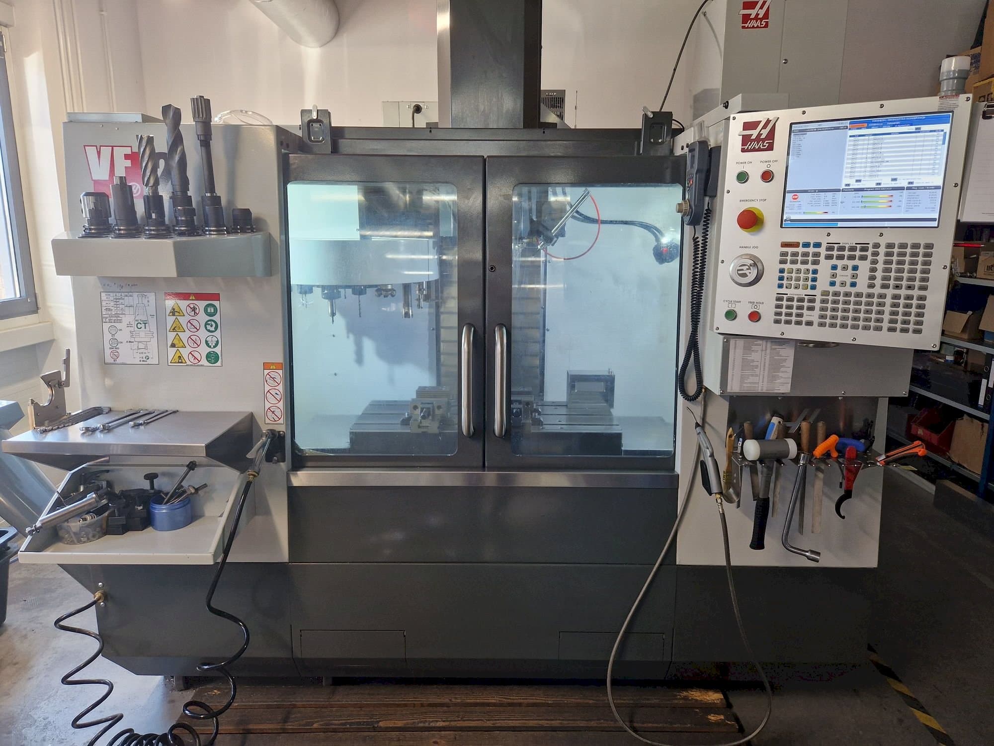 Vista frontal de la máquina HAAS VF-2