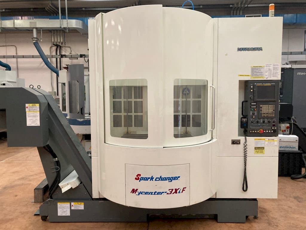 Vista frontal de la máquina Kitamura Spark Mycenter 3XiF
