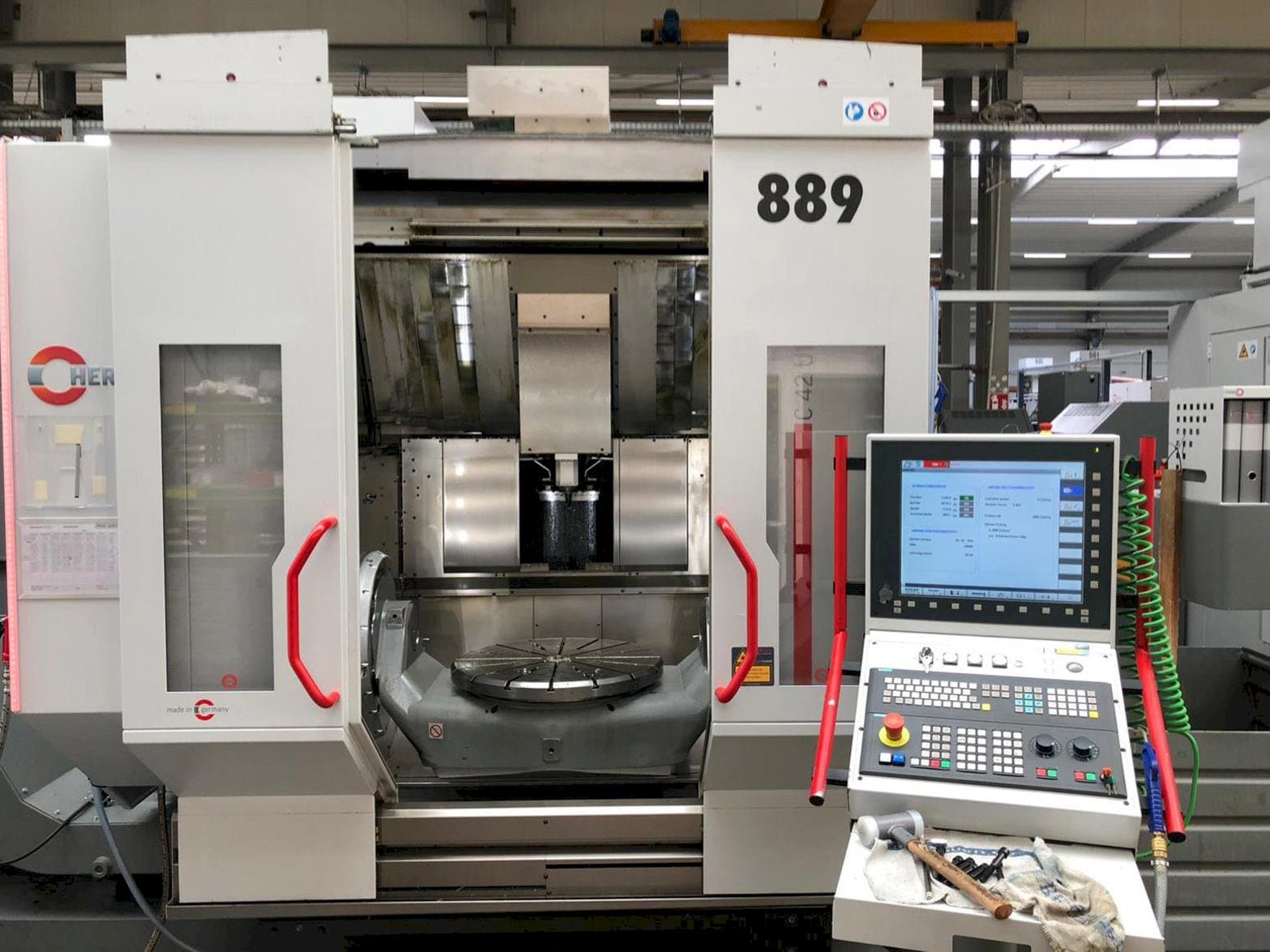 Vista frontal de la máquina HERMLE C42U MT