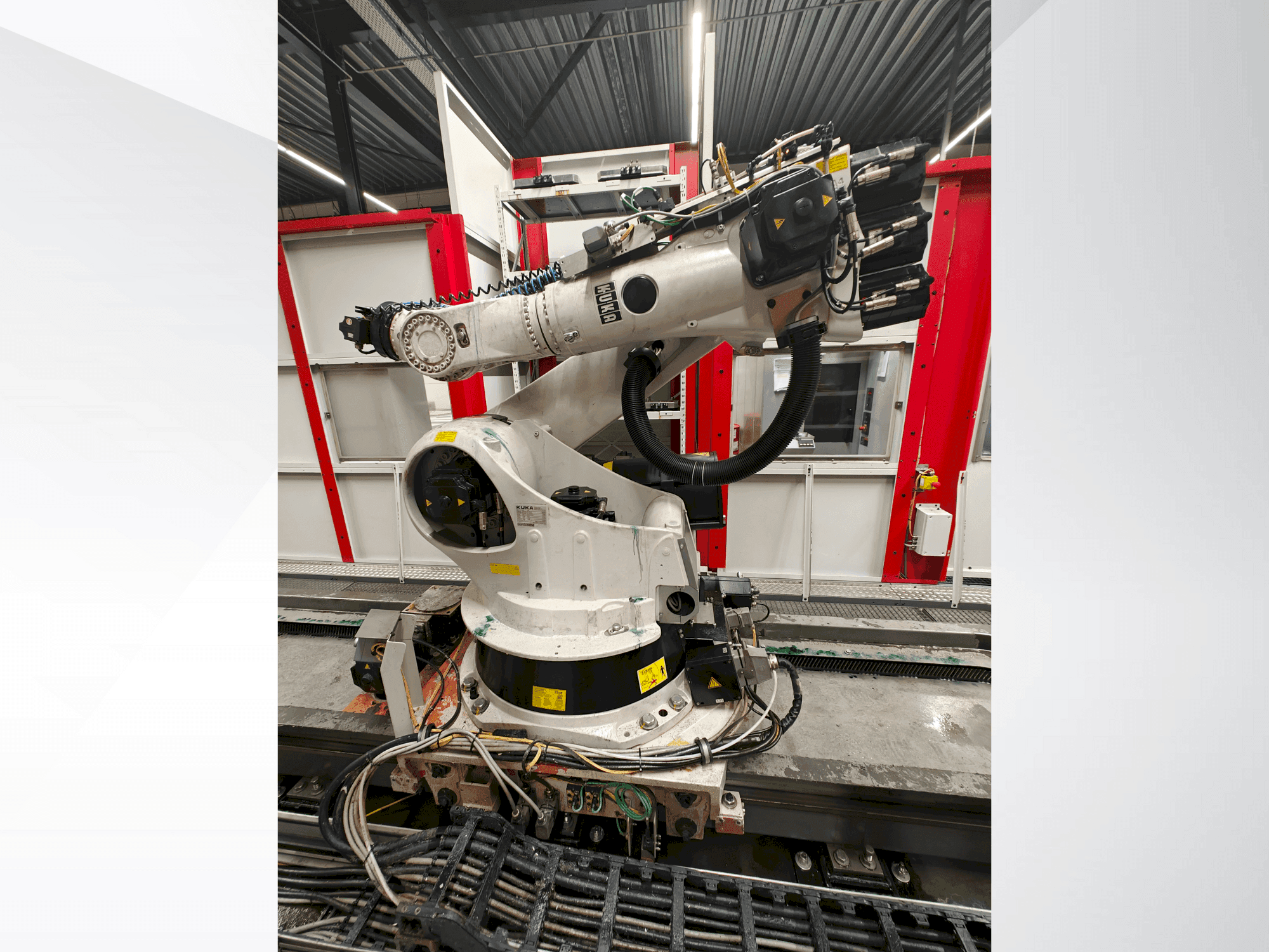 Vista frontal de la máquina KUKA KR 270-2
