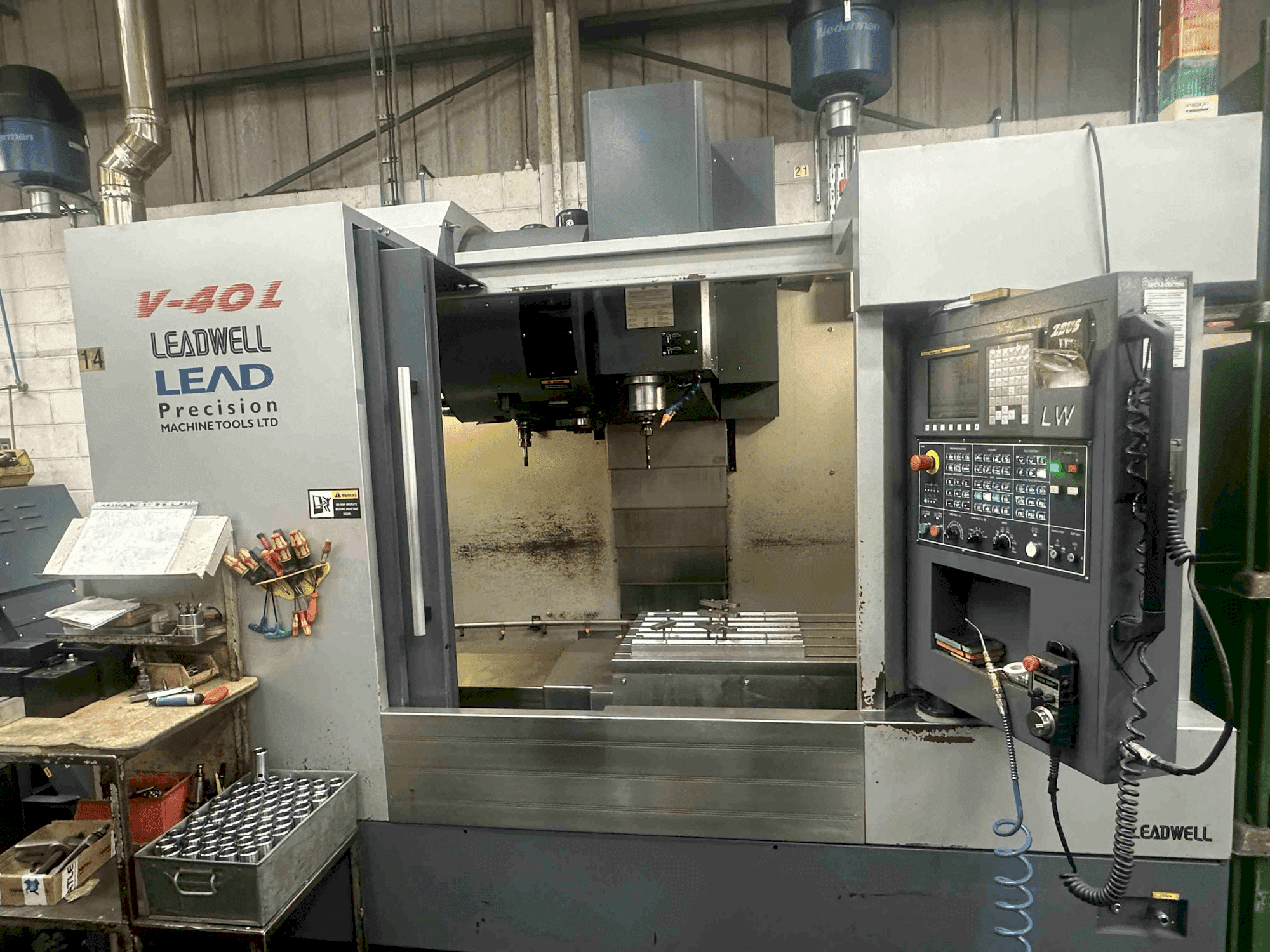 Vista frontal de la máquina Leadwell V-40L