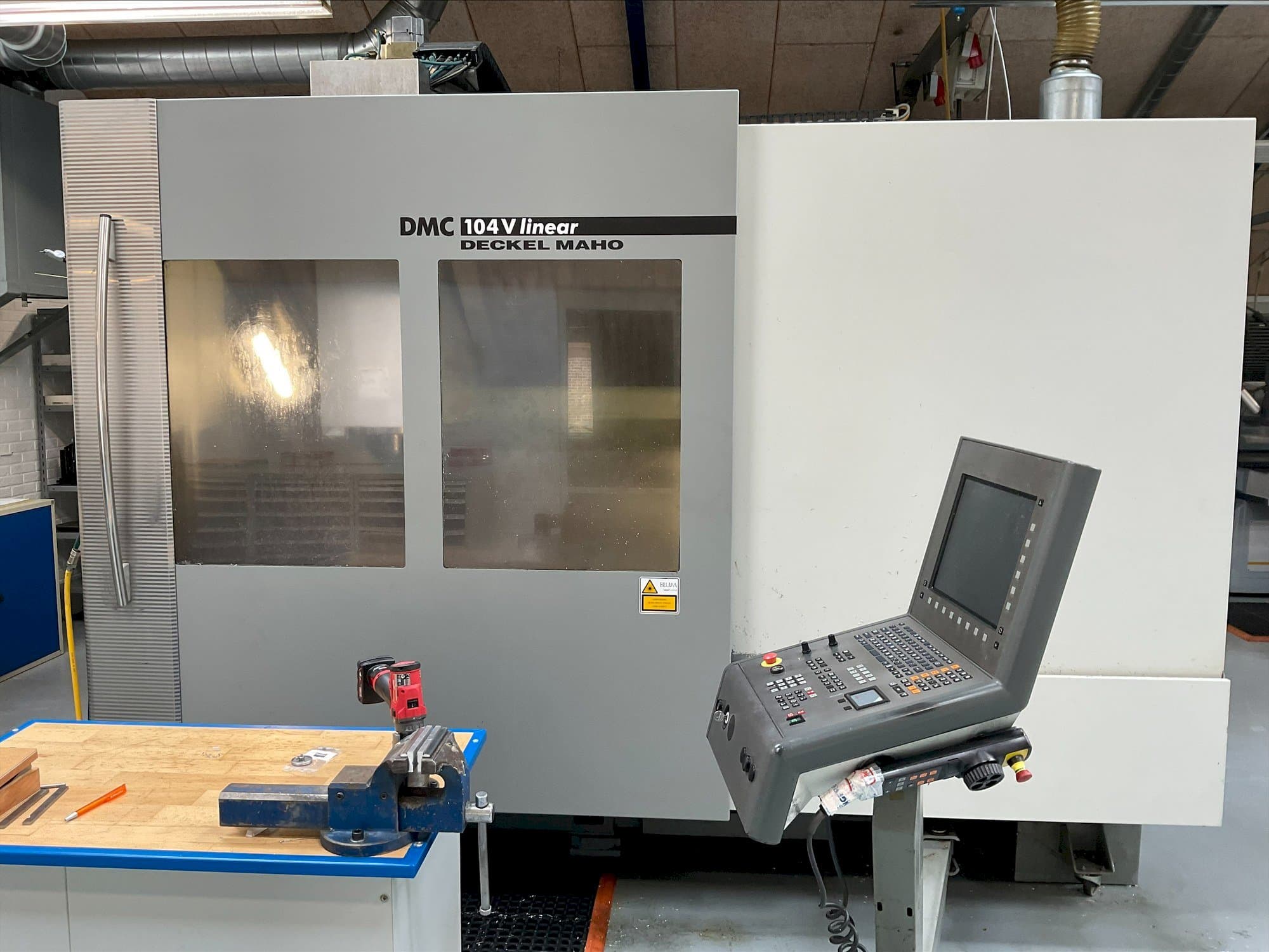Vista frontal de la máquina DMG MORI DMC 104V linear