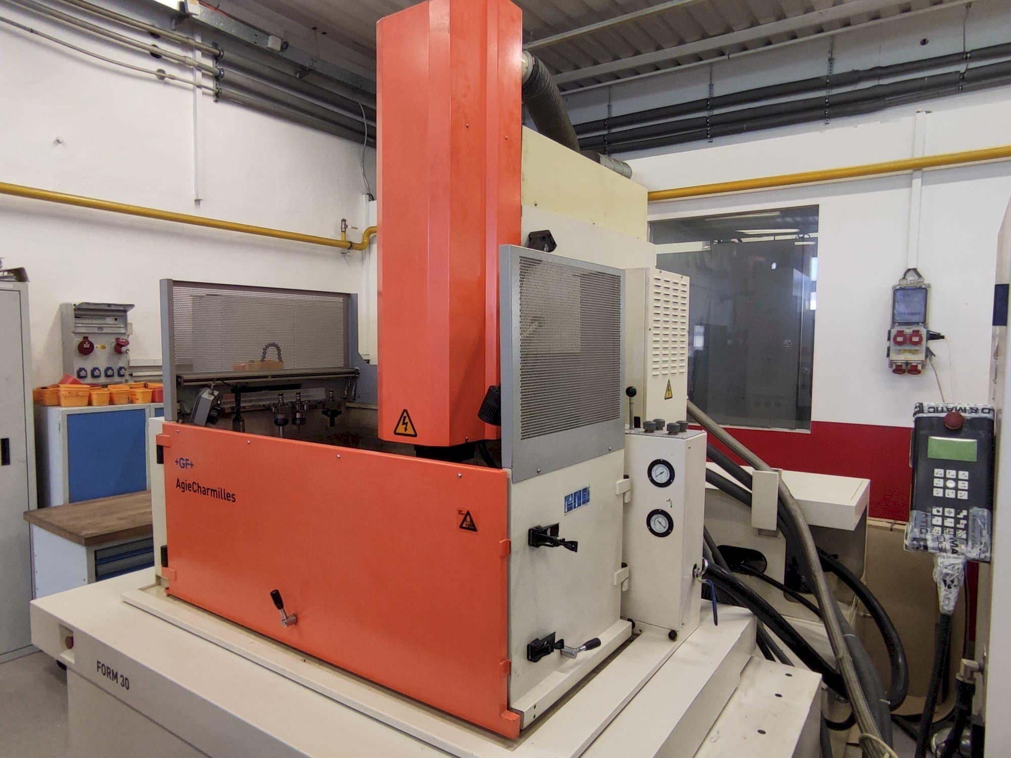 Vista frontal de la máquina AgieCharmilles FORM 30