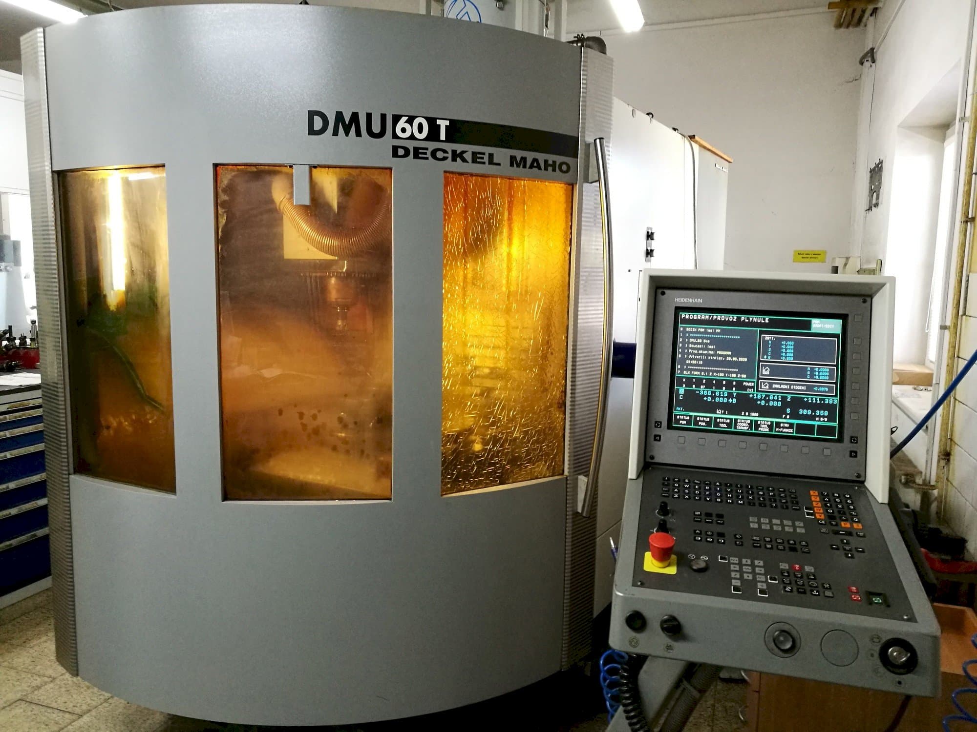 Vista frontal de la máquina DECKEL MAHO DMU 60T