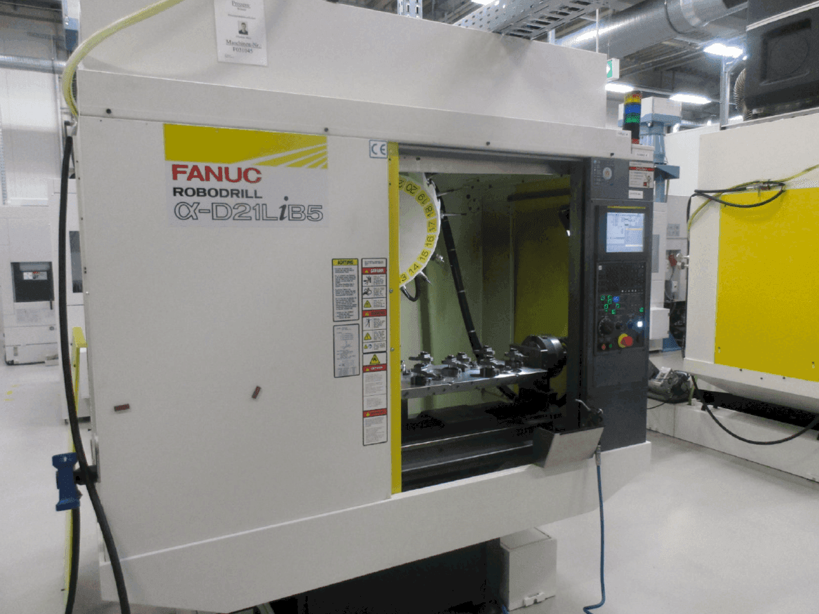 Vista frontal de la máquina FANUC ROBODRILL Alpha D21LiB5