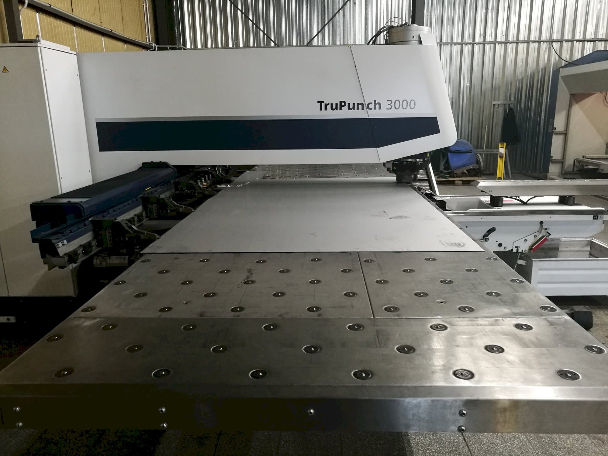Vista lateral izquierda de la máquina Trumpf TruPunch 3000