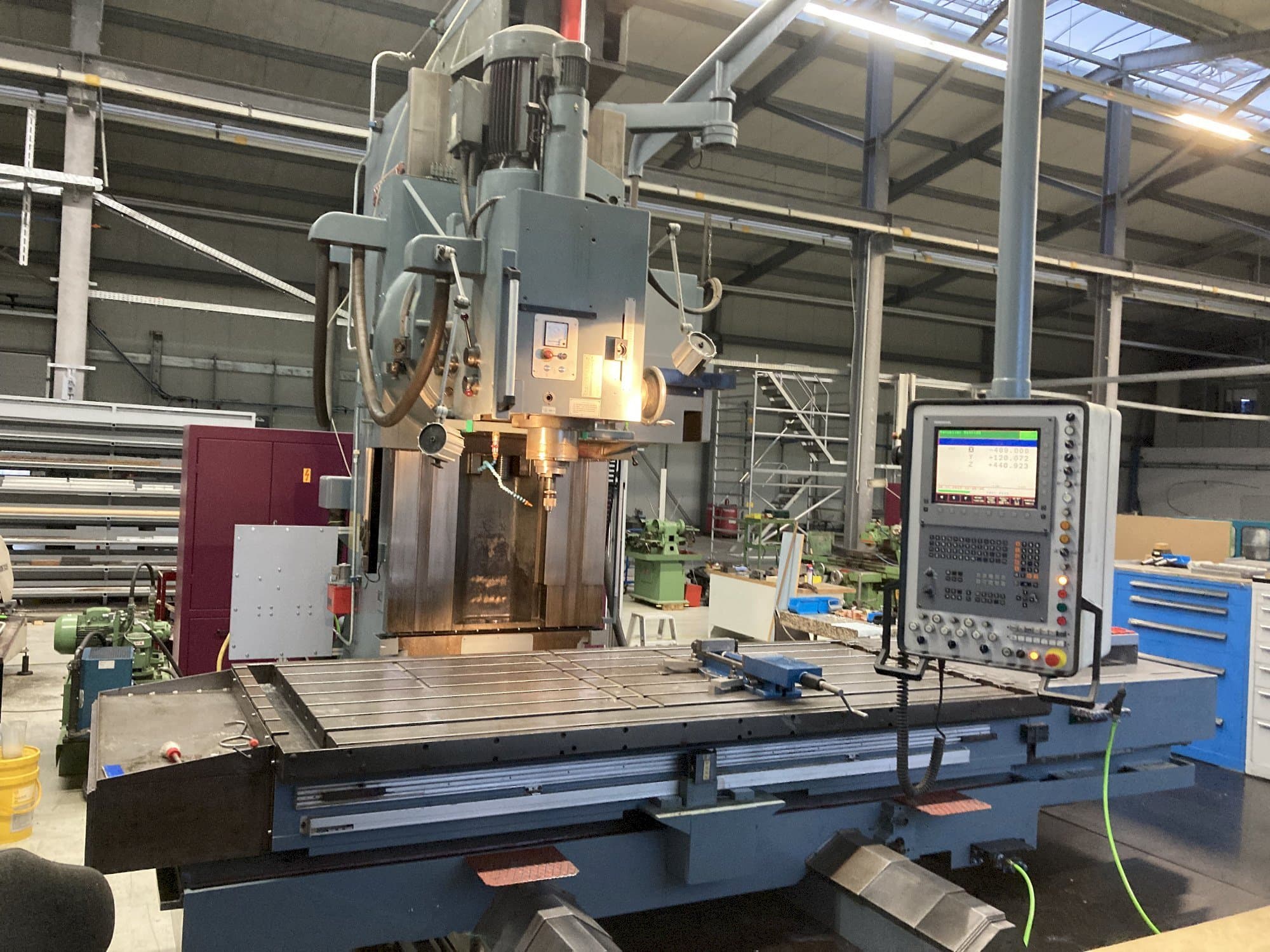 Vista frontal de la máquina Droop & Rein FS 130 SKE