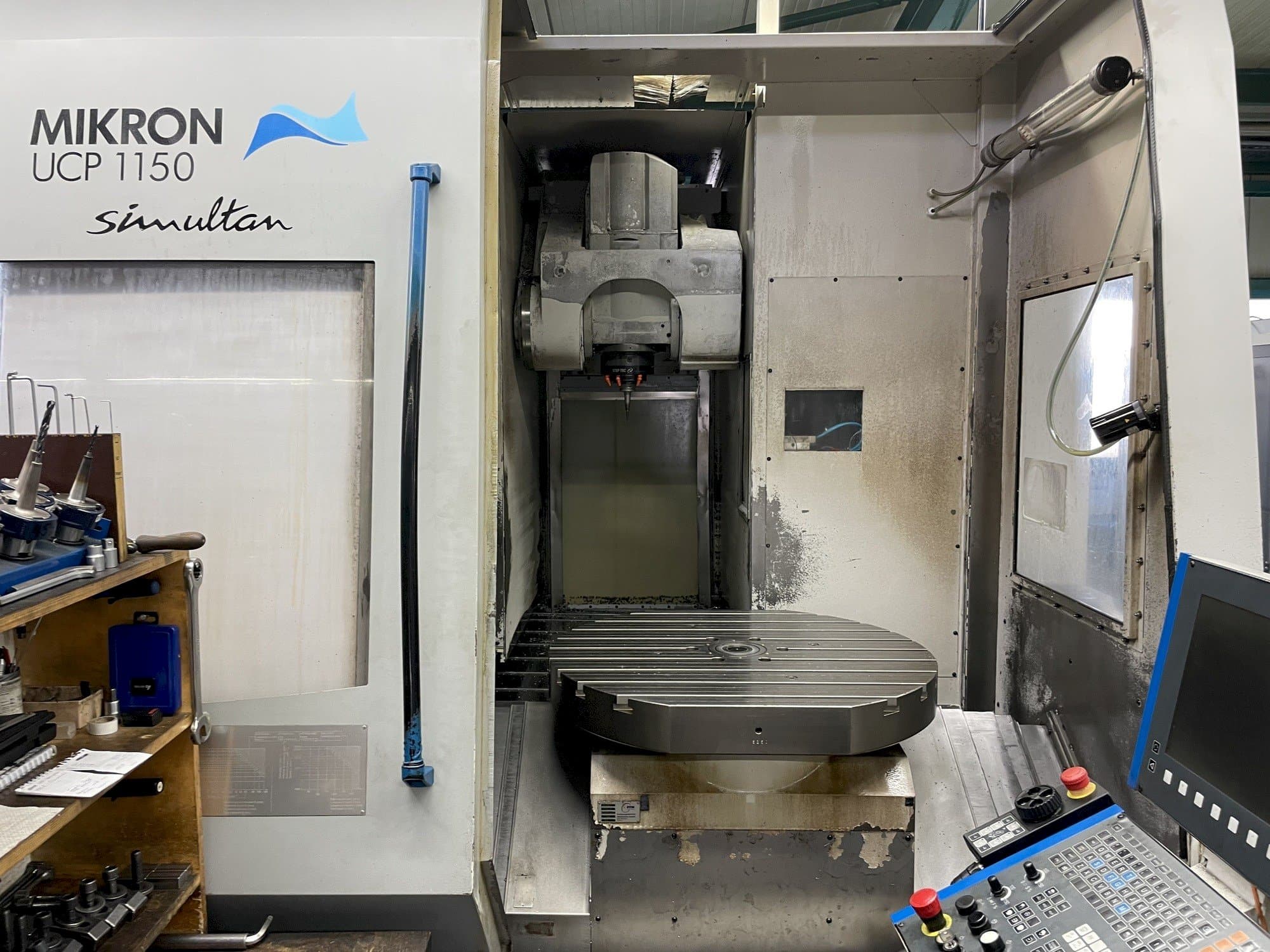 Vista frontal de la máquina MIKRON UCP 1150 SIMULTAN