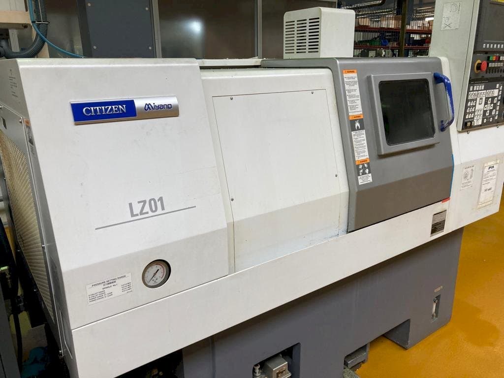 Vista frontal de la máquina Miyano LZ-01RY2