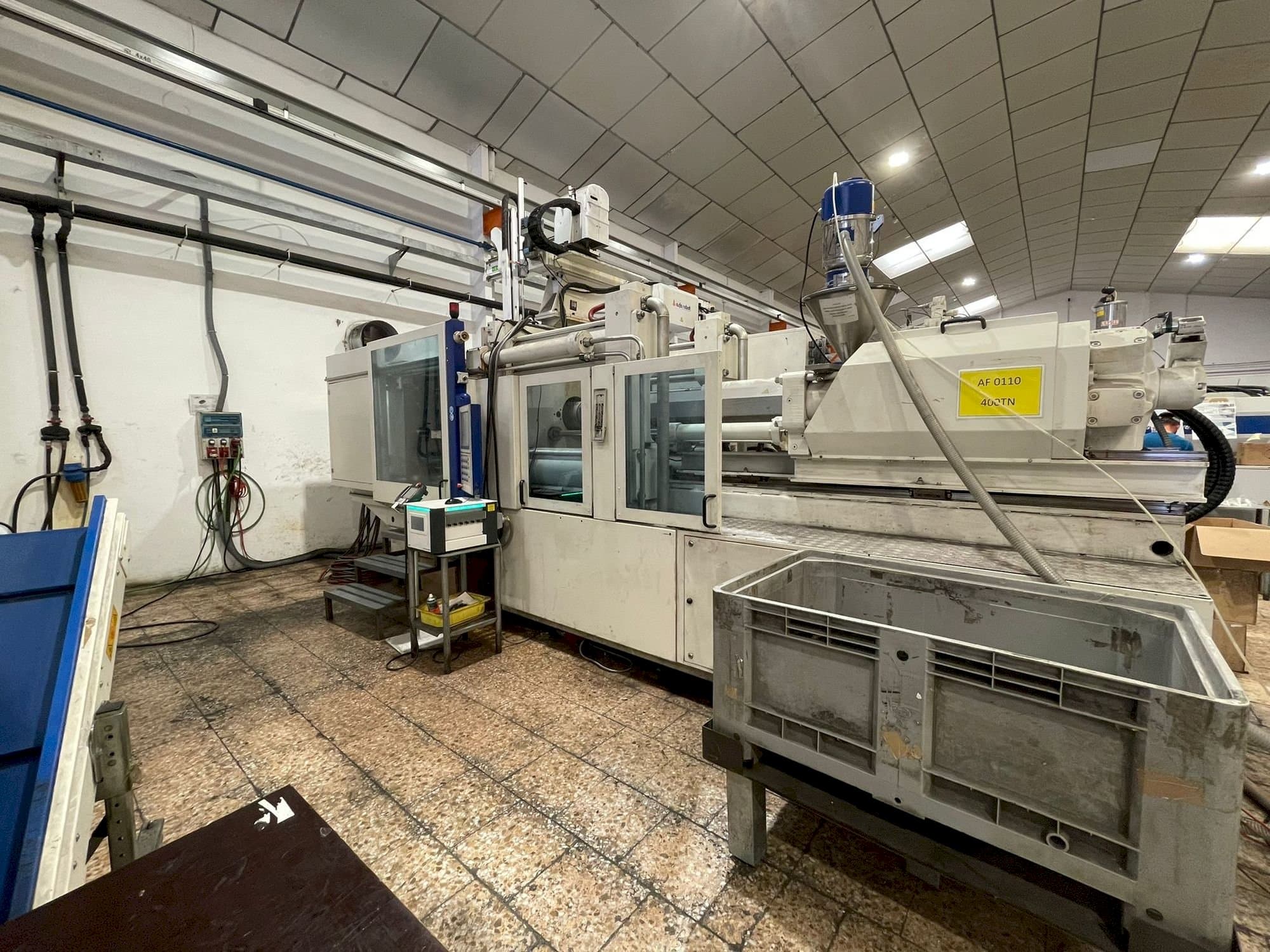 Vista lateral derecha de la máquina Battenfeld HM 400/5100