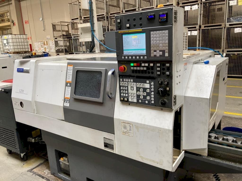 Vista frontal de la máquina Miyano LZ-01RY2