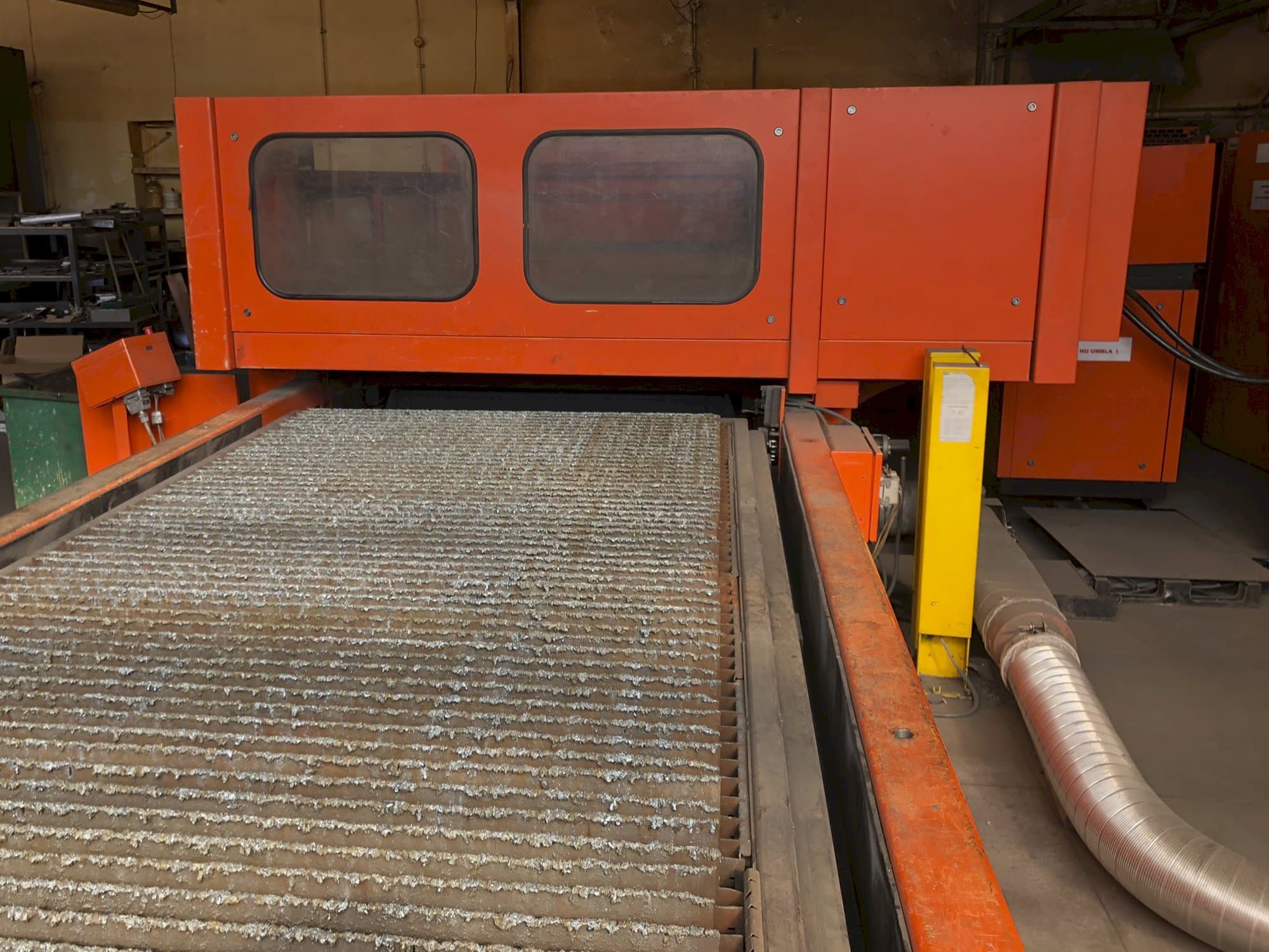 Vista frontal de la máquina Bystronic Bystar 3015