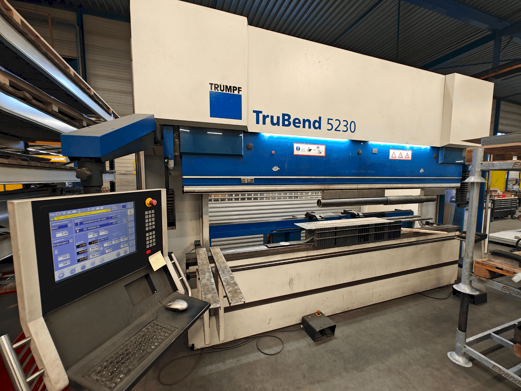 Vista frontal de la máquina TRUMPF TruBend 5230