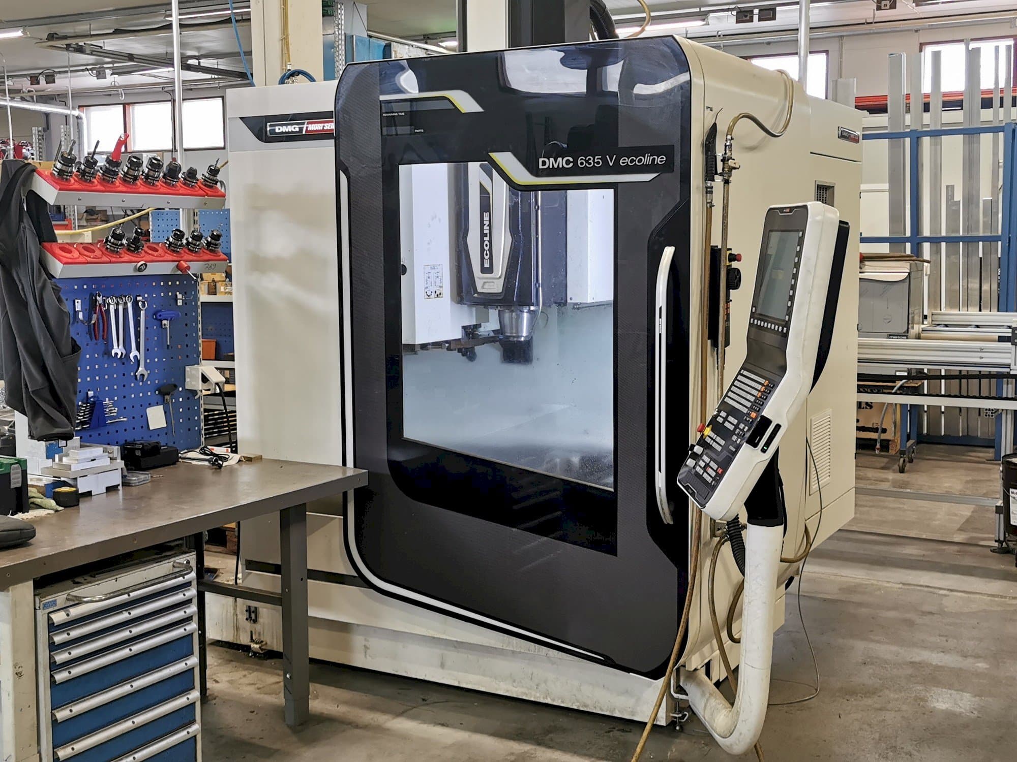 Vista frontal de la máquina DMG Mori Seiki DMC 635 V Ecoline