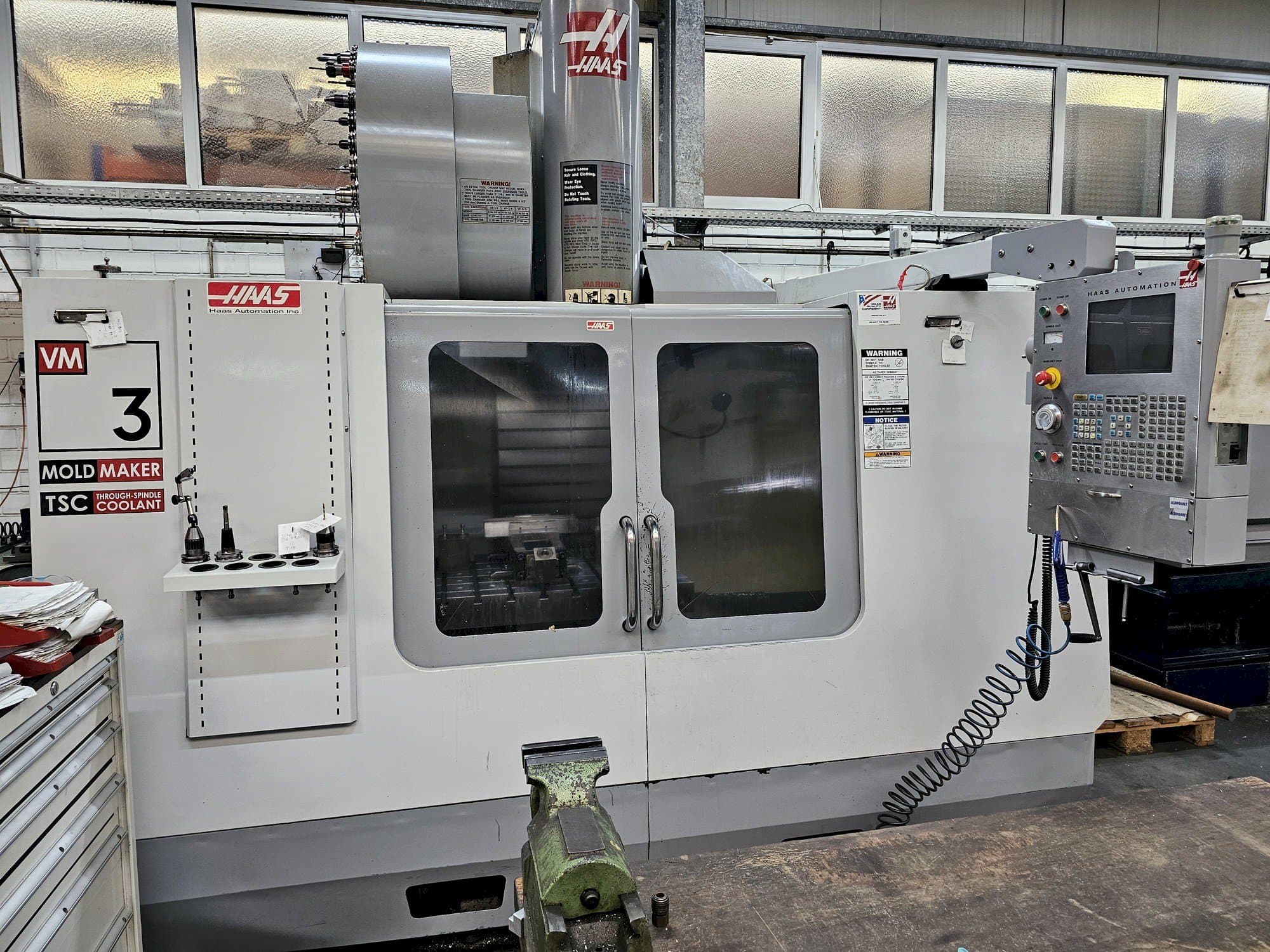 Vista frontal de la máquina HAAS VM 3