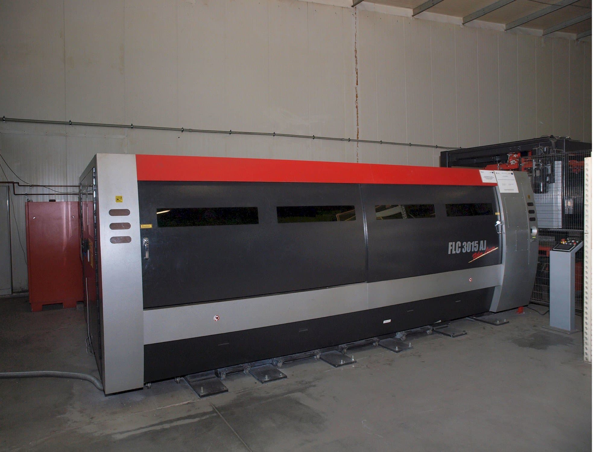 Vista frontal de la máquina AMADA LC-3015 AJ 2kW Fiber laser