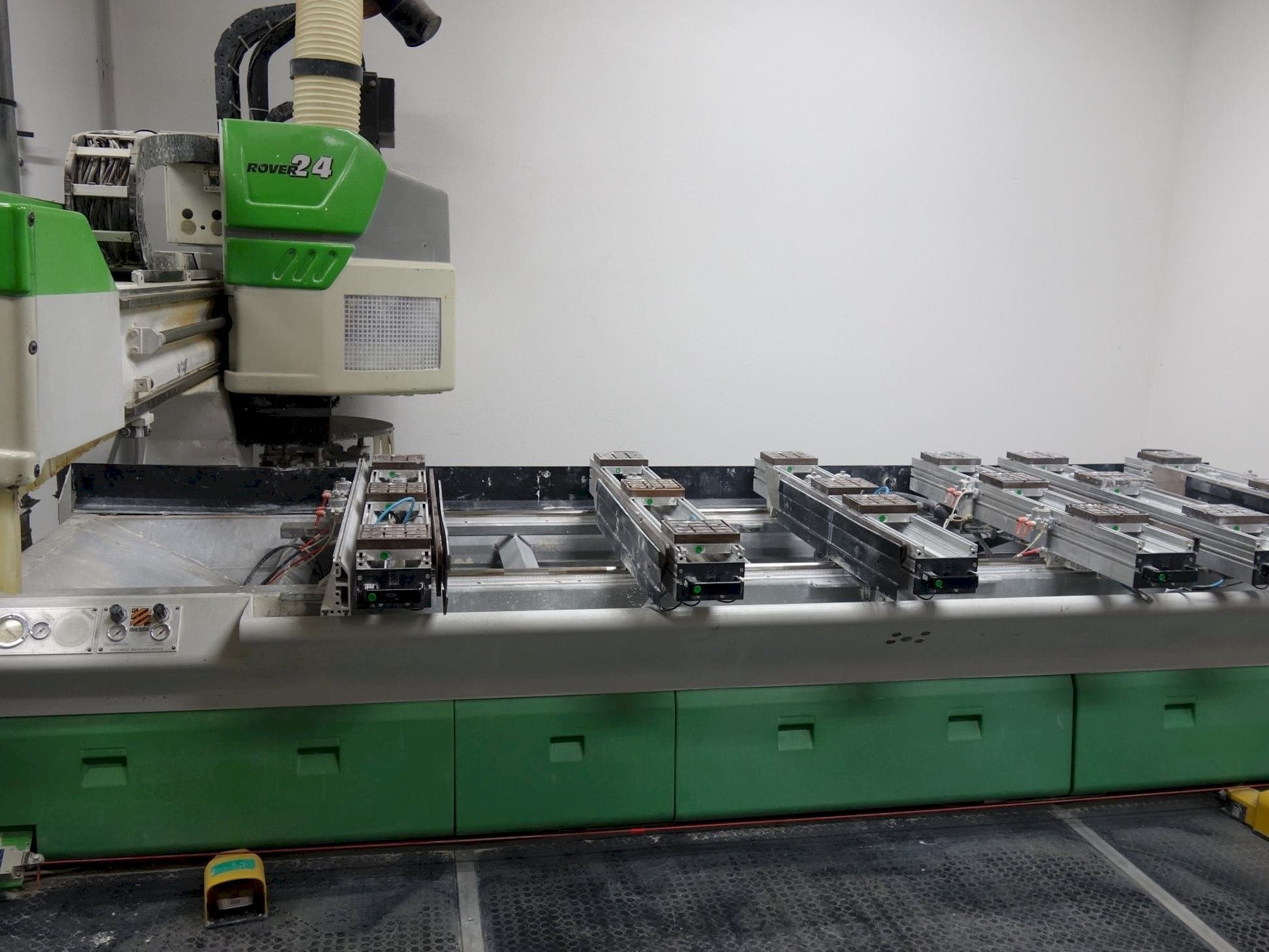 Vista frontal de la máquina BIESSE Rover 24 S