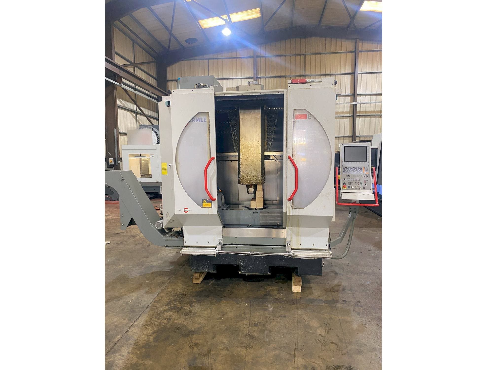 Vista frontal de la máquina HERMLE B 300 U