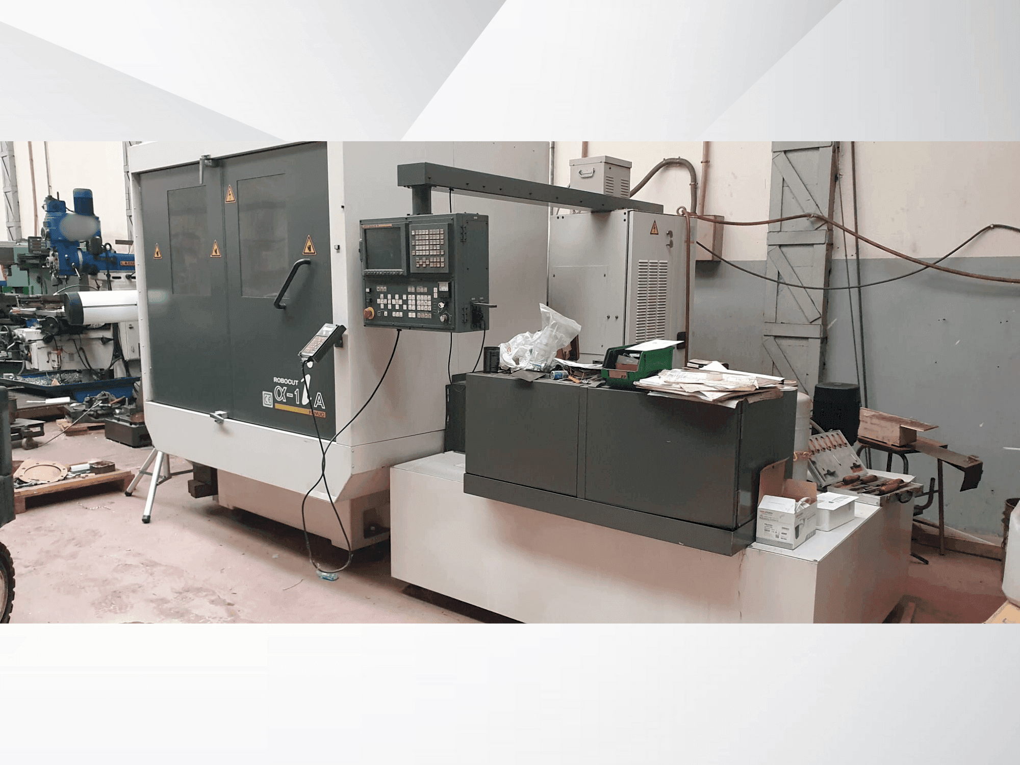 Vista frontal de la máquina FANUC Aplha-1iA