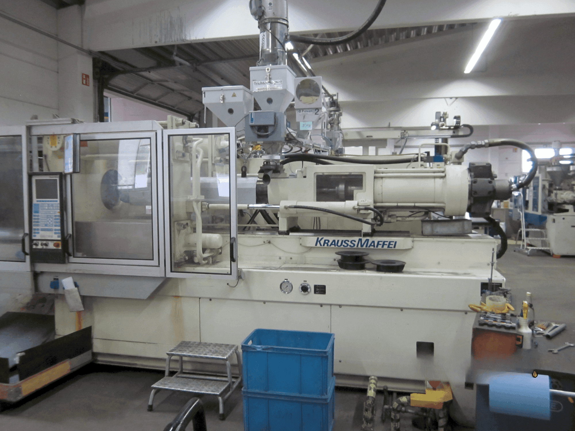 Vista frontal de la máquina Krauss Maffei 350-1900 C1