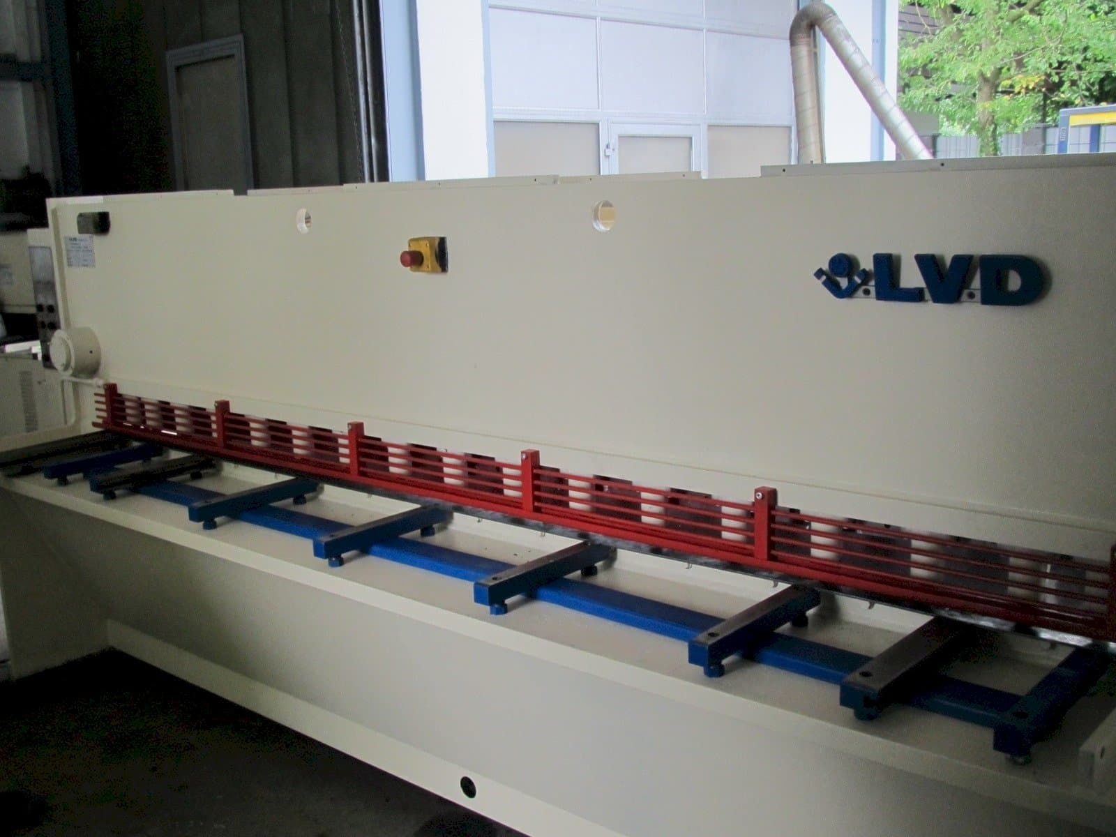 Vista frontal de la máquina LVD HST  31/6