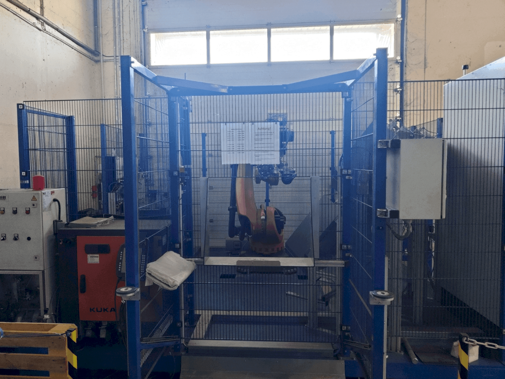 Vista frontal de la máquina KUKA KR 120 R 2500 pro