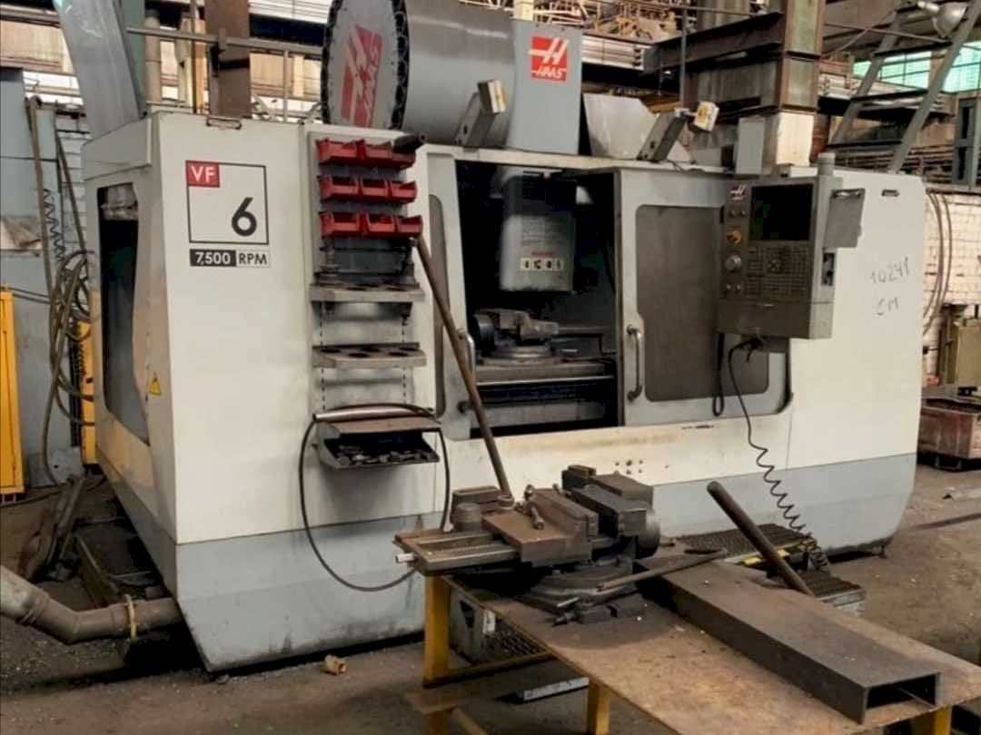 Vista frontal de la máquina HAAS VF-6/50
