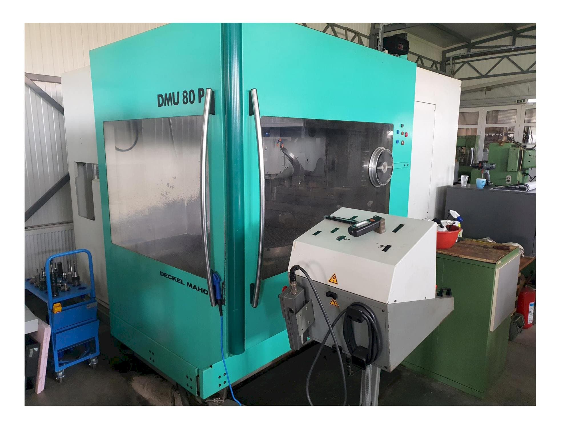 Vista frontal de la máquina DECKEL MAHO DMU 80 P