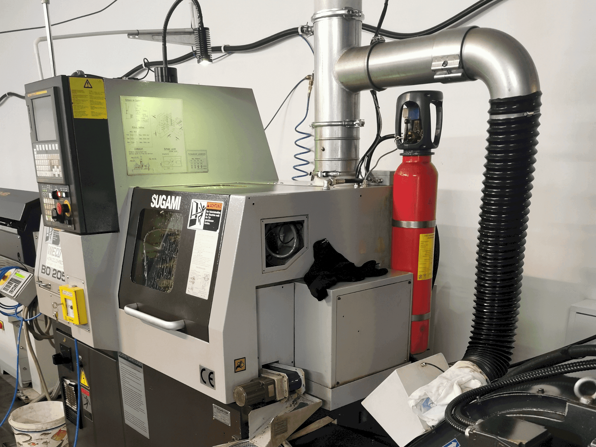 Vista frontal de la máquina TSUGAMI BO205E