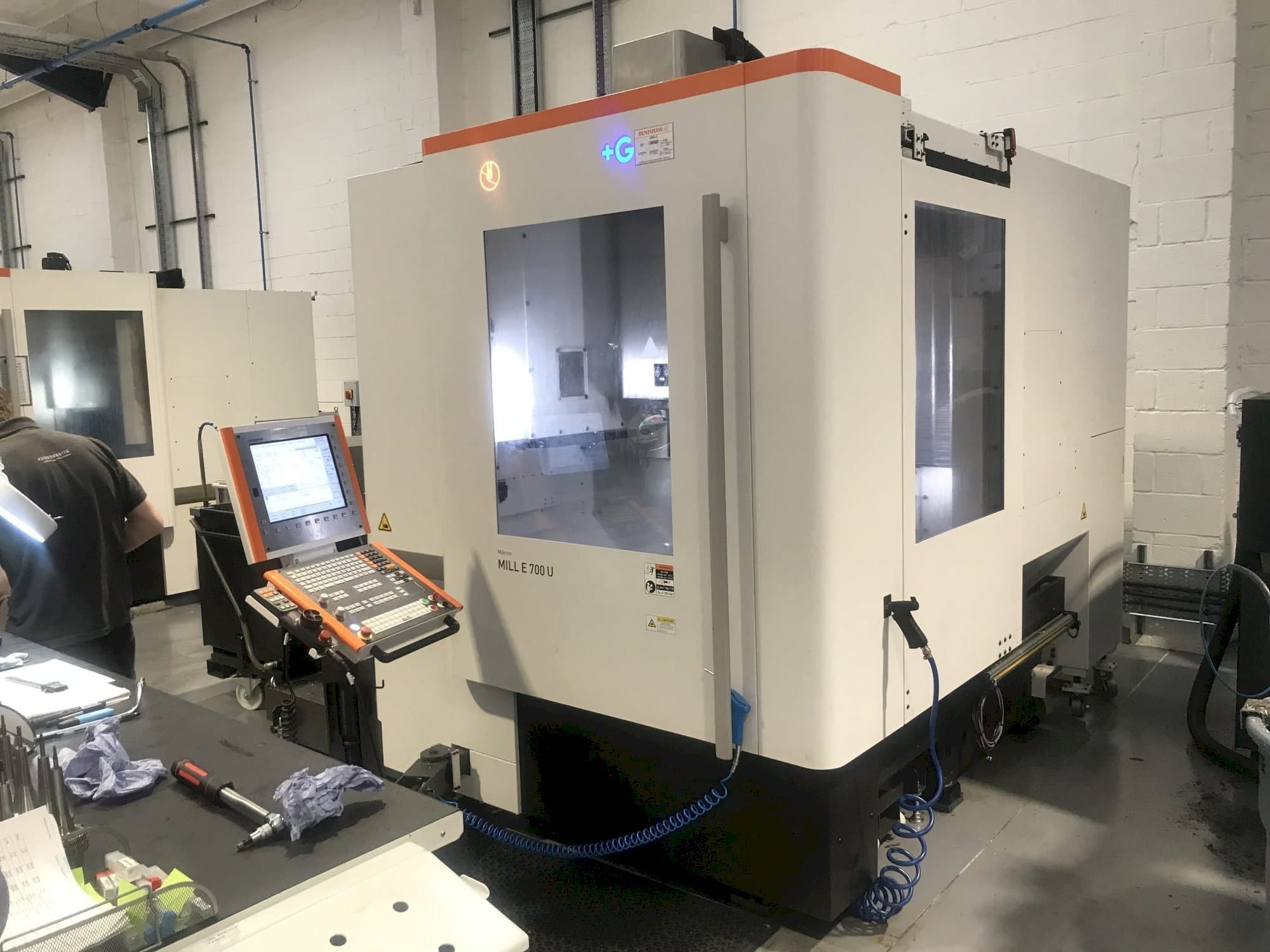 Vista frontal de la máquina MIKRON Mill E 700 U