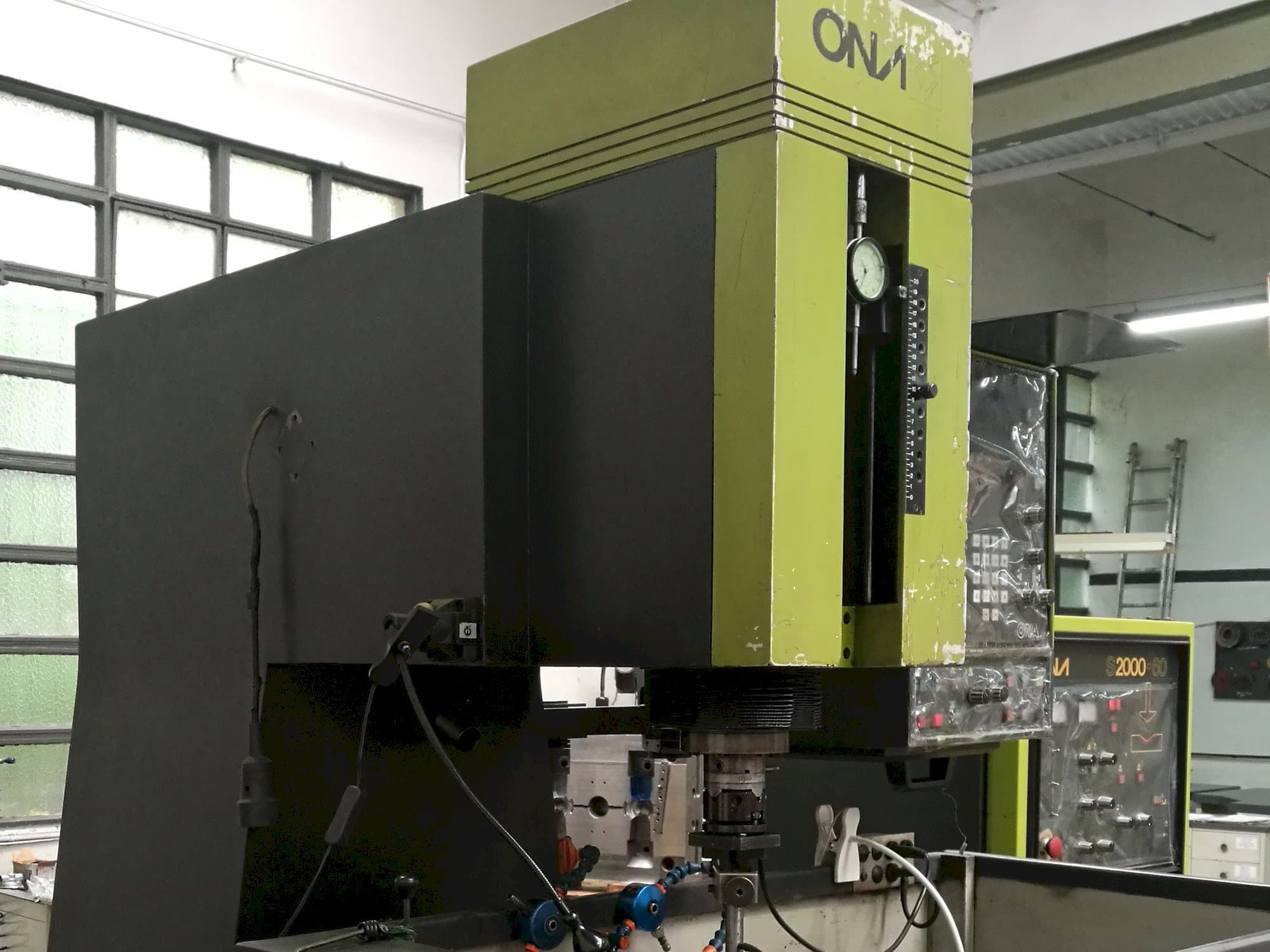 Vista izquierda de la máquina ONA IN 260