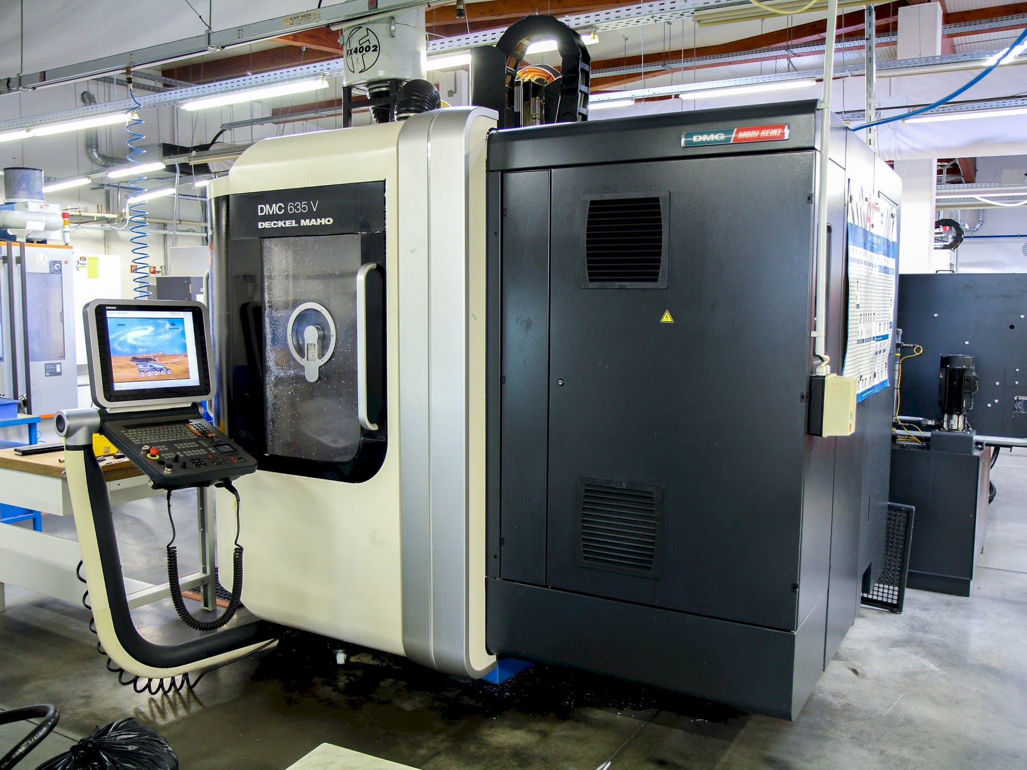 Vista frontal de la máquina DMG MORI DMC 635V PW