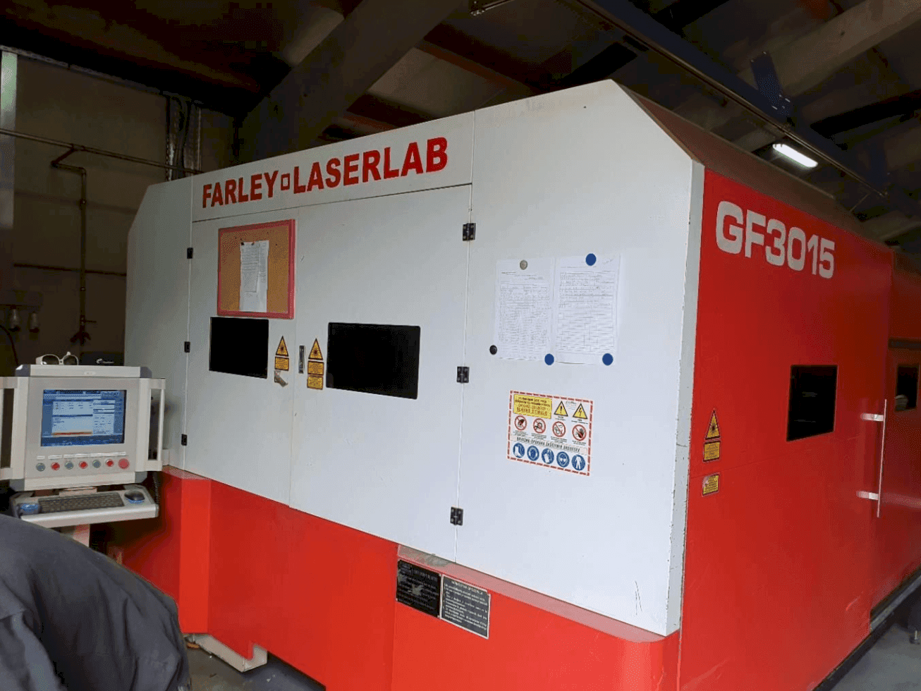 Vista frontal de la máquina Farley Laserlab Ht Gf 3015 Fiber