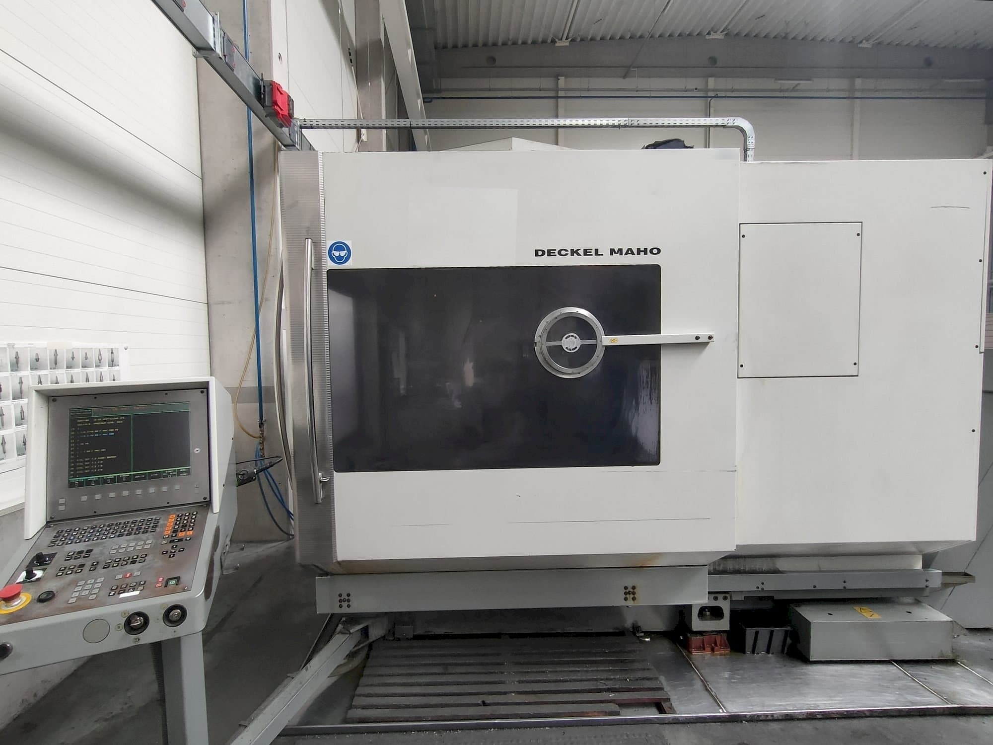 Vista frontal de la máquina DECKEL MAHO DMU 60P