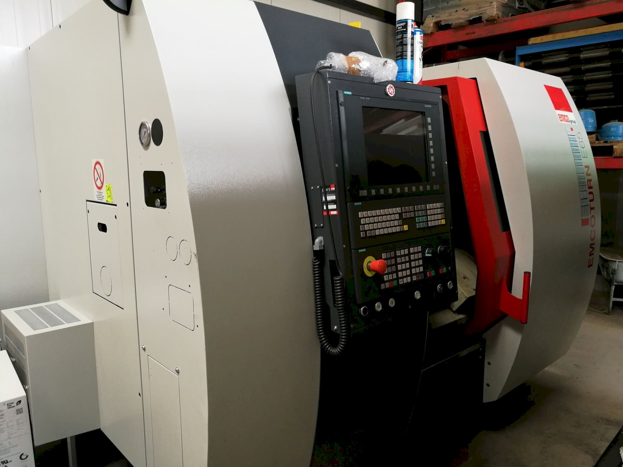 Vista frontal de la máquina EMCO Emcoturn E65