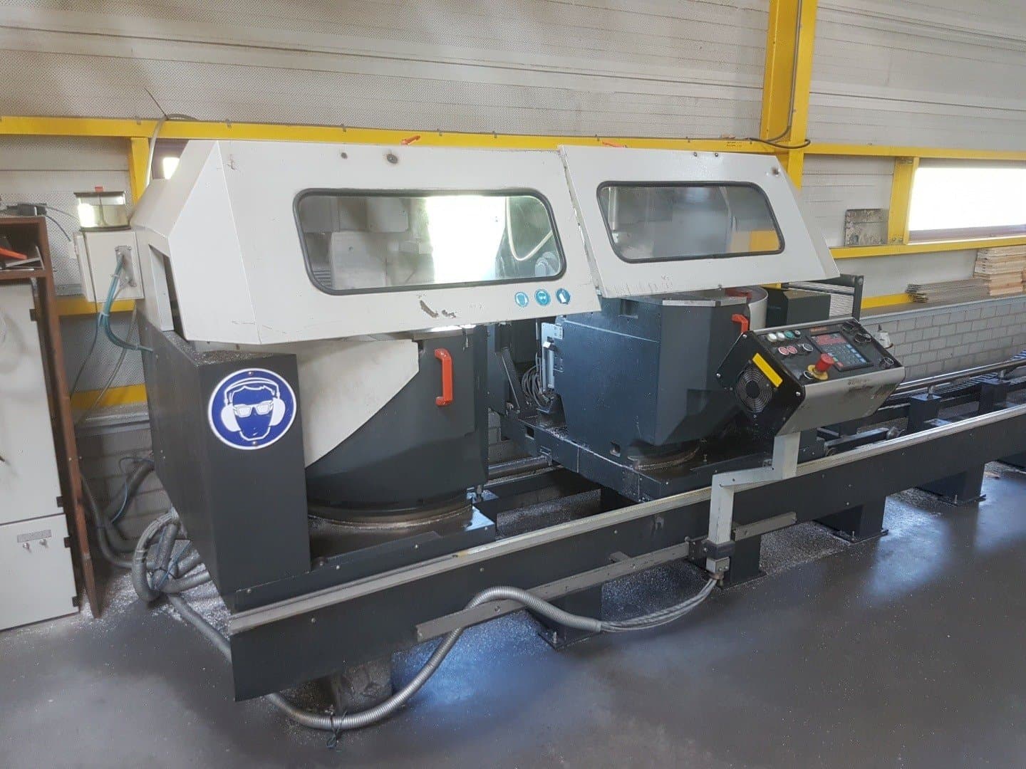 Vista frontal de la máquina Elumatec DG 244