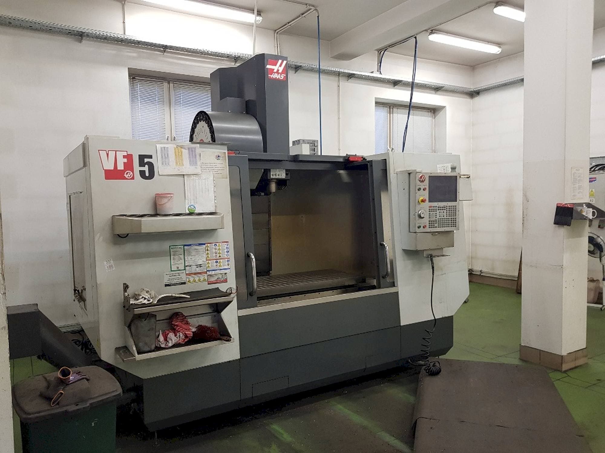 Vista frontal de la máquina HAAS VF-5/40