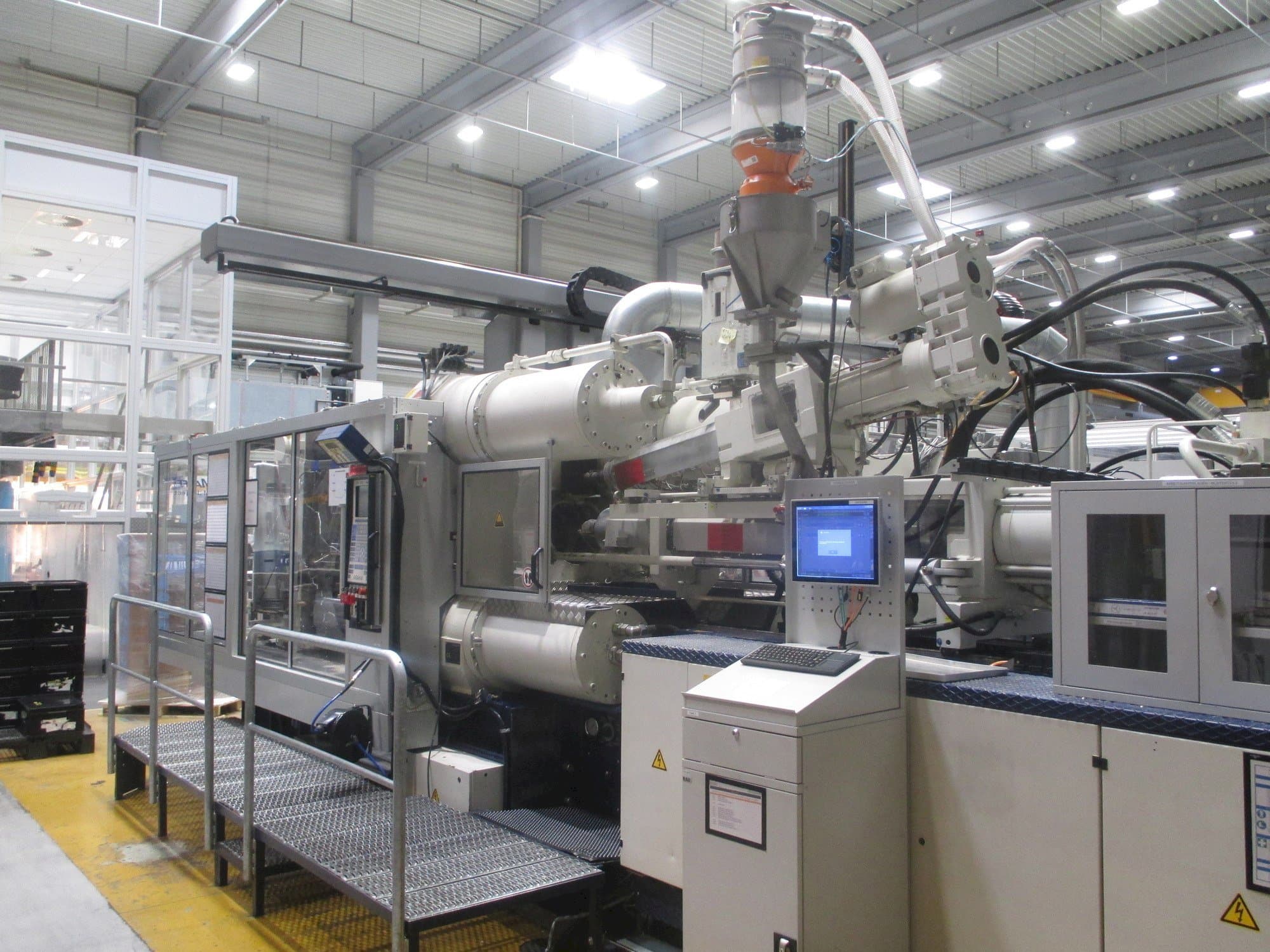 Vista frontal de la máquina Krauss Maffei 575-1900-520-C2