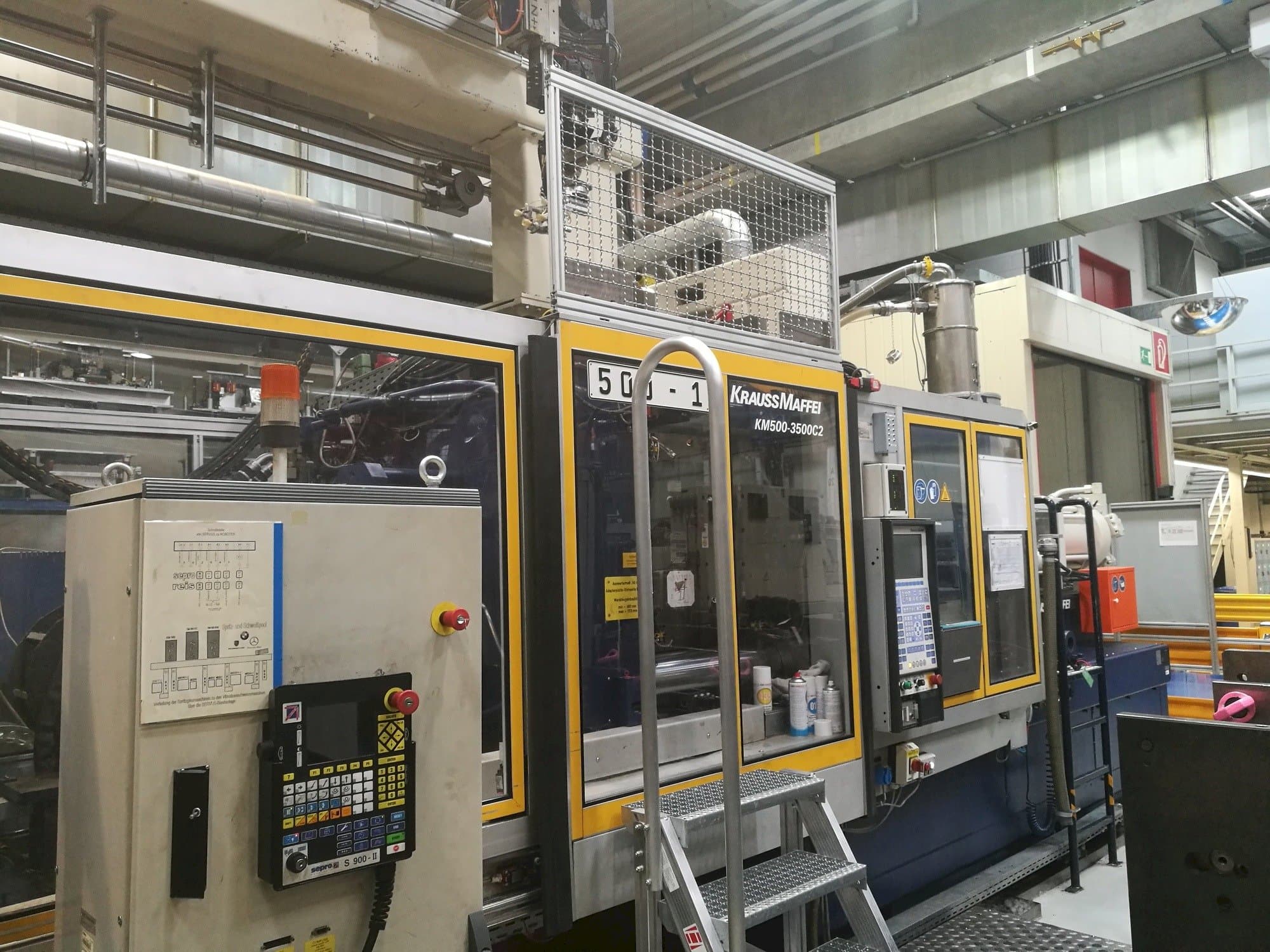 Vista frontal de la máquina Krauss Maffei 500-3500 C2