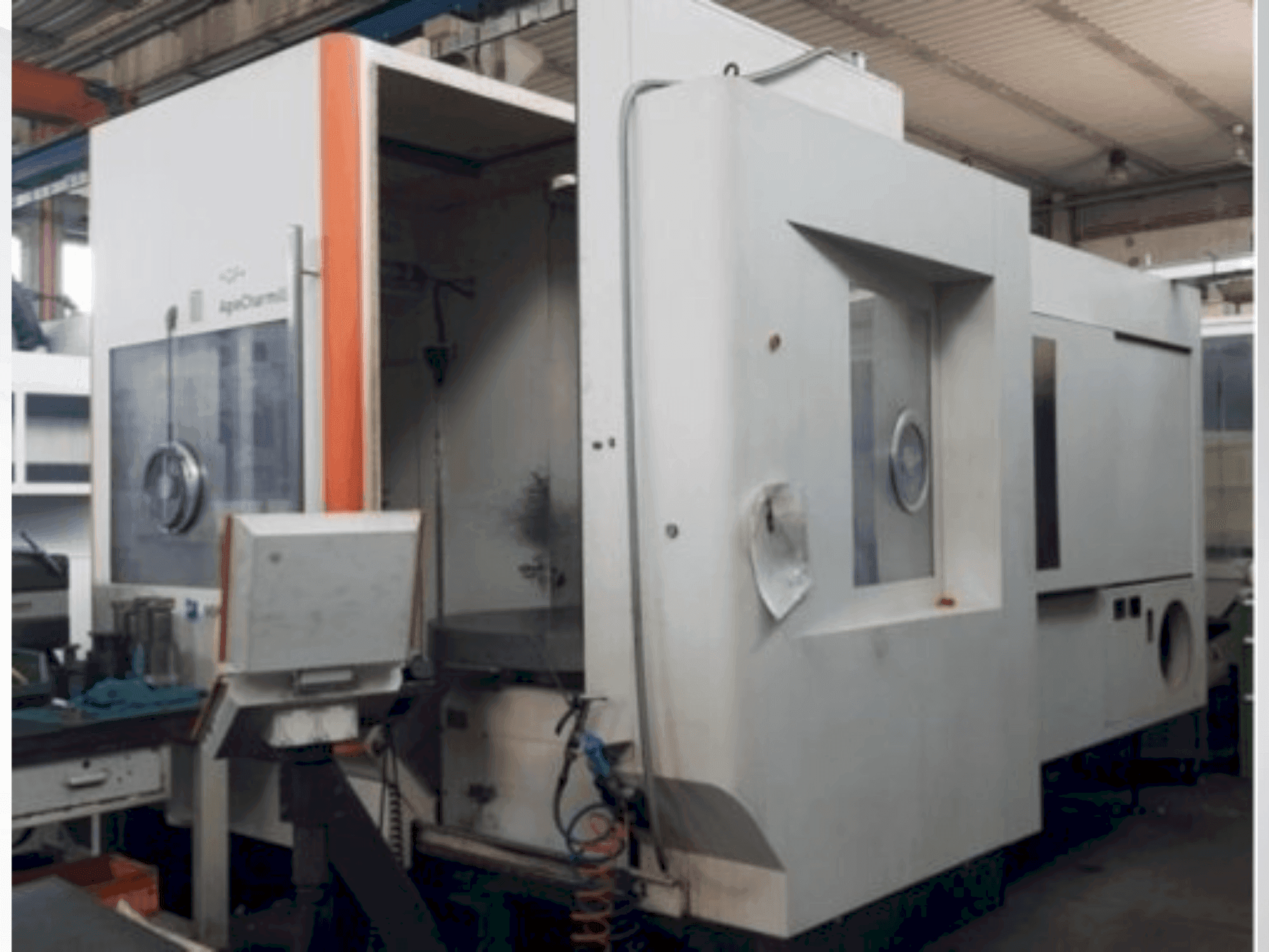 Vista frontal de la máquina MIKRON HPM 1350U