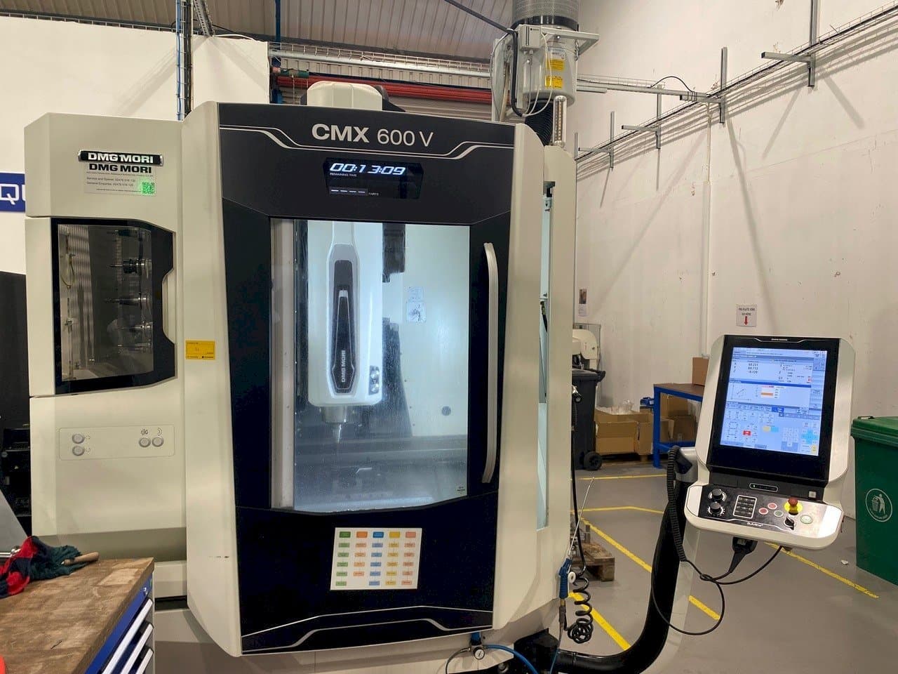 Vista frontal de la máquina DMG CMX 600 V