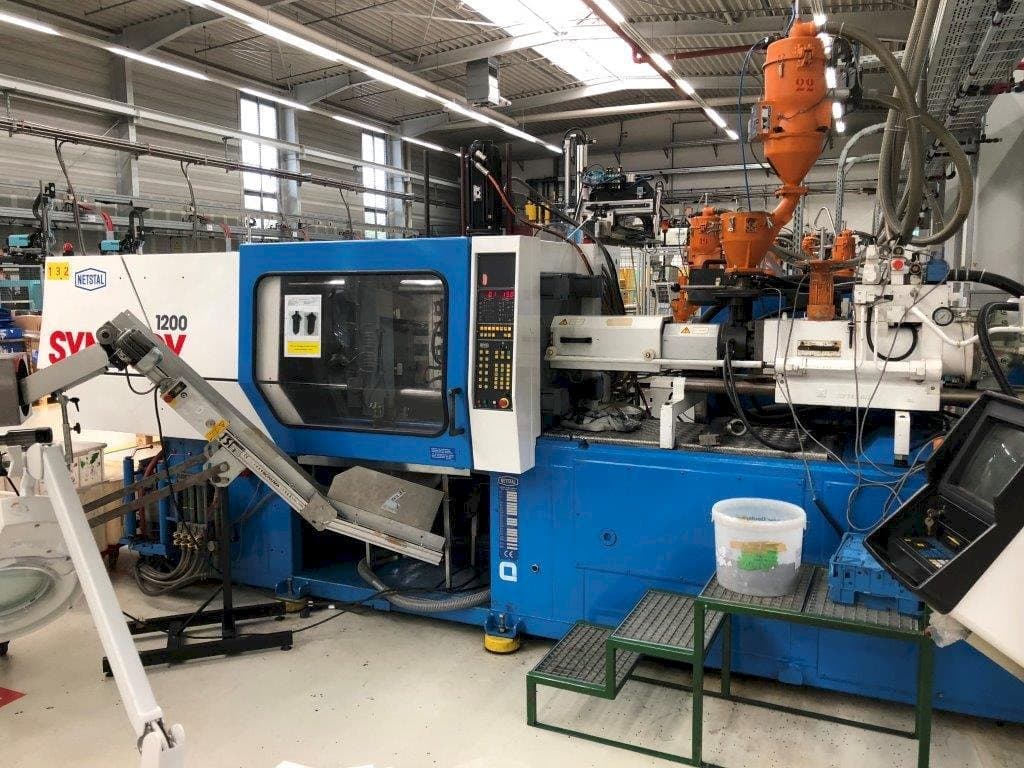 Vista frontal de la máquina Netstal Synergy S1200-230