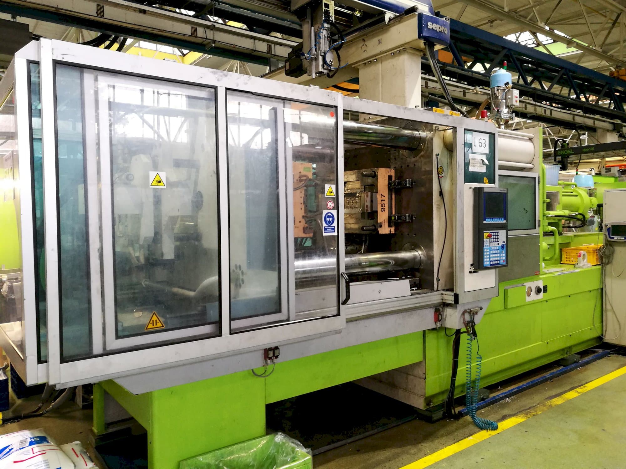 Vista izquierda de la máquina Krauss Maffei 420-1900 C2