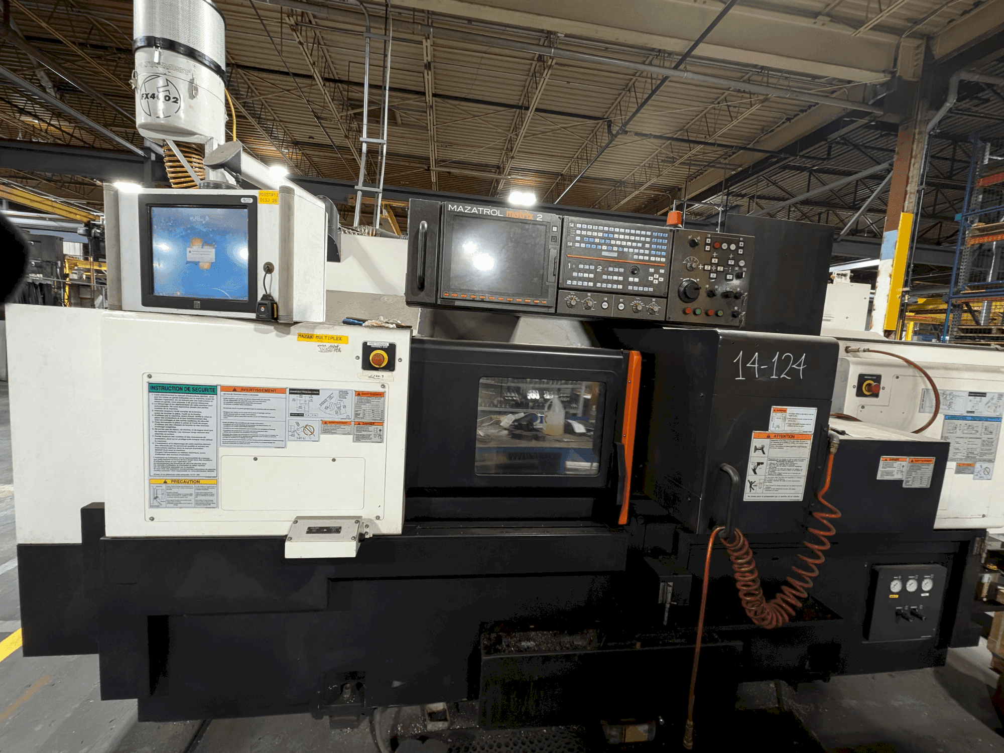 Vista frontal de la máquina Mazak Multiplex 6300-II Y