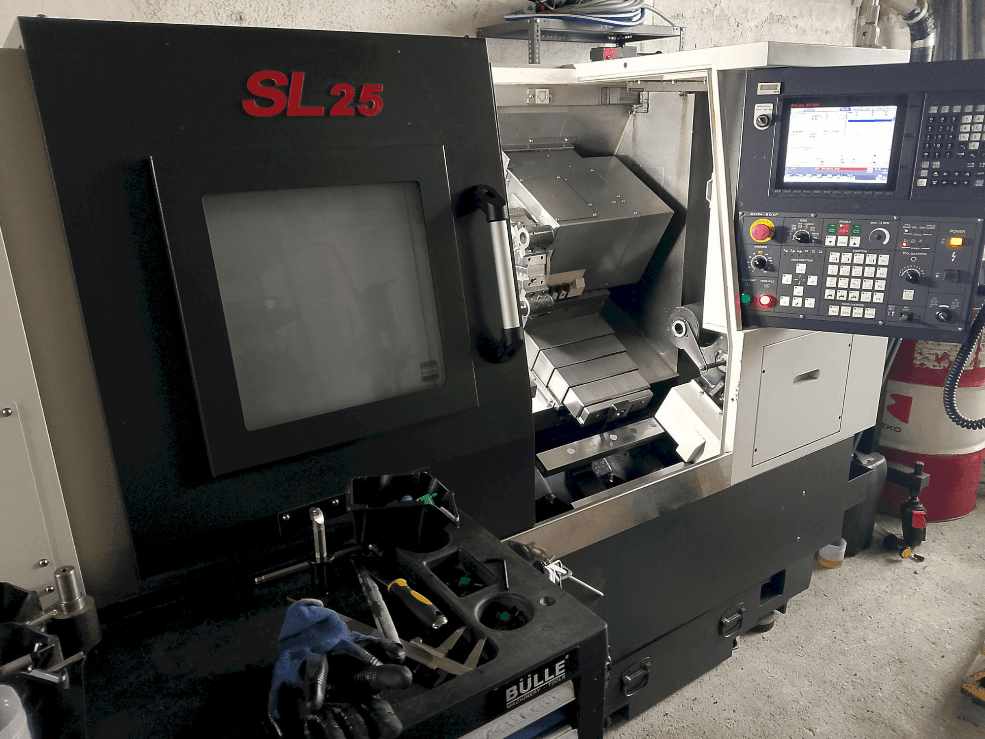 Vista frontal de la máquina Akira Seiki SL 25