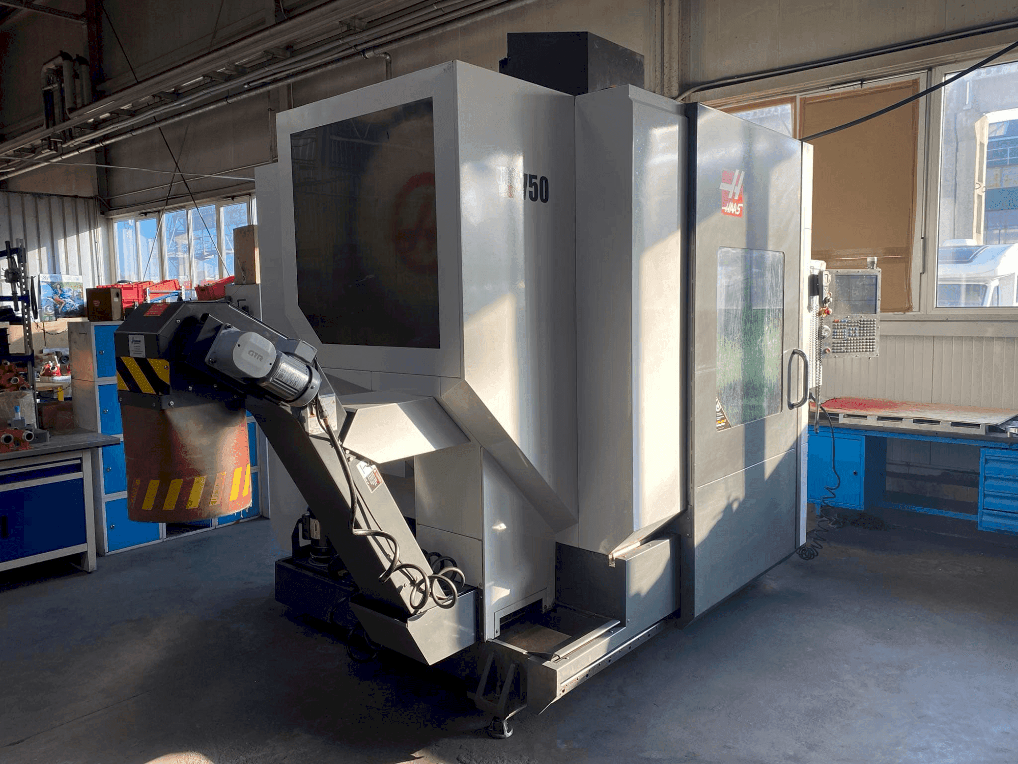 Vista frontal de la máquina HAAS UMC-750