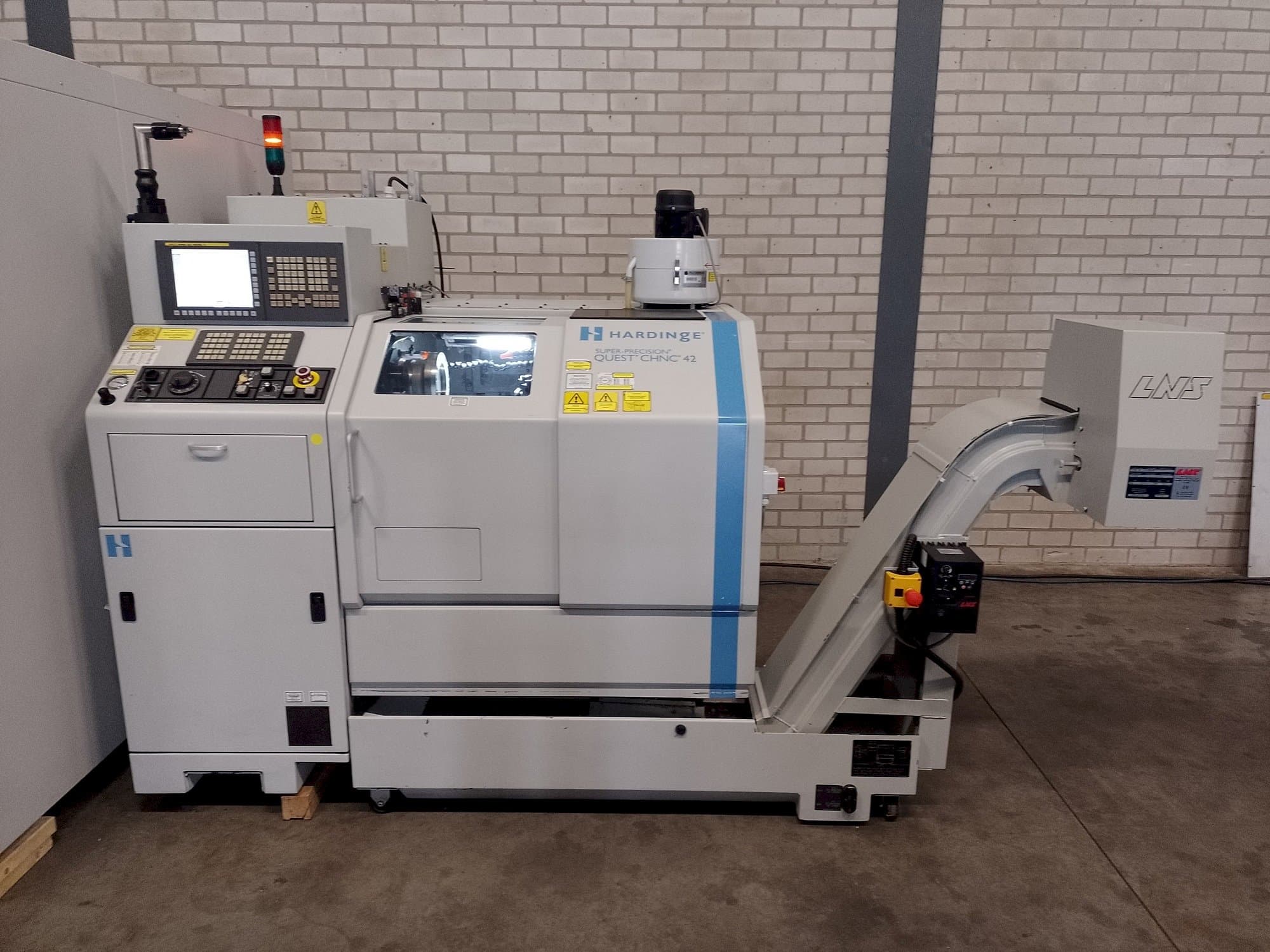 Vista frontal de la máquina HARDINGE Quest chnc 42