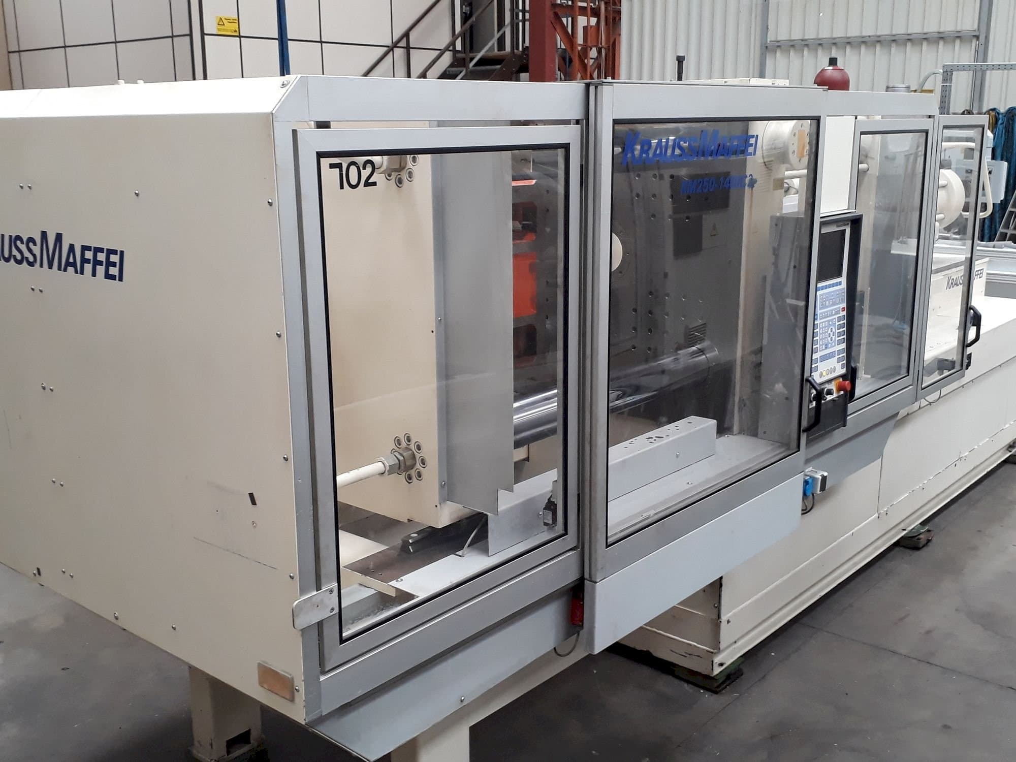 Vista frontal de la máquina Krauss Maffei 250-1400 C2